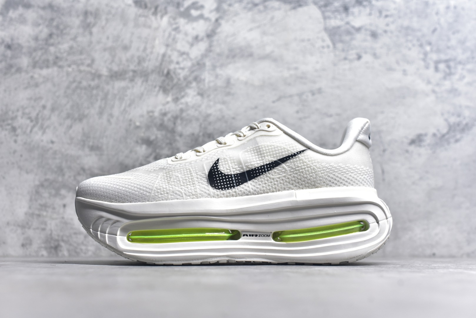 #Nike ZOOM PREMIUM 耐克 飞马 舒适减震防滑 低帮跑步鞋全掌ReactX泡绵中底 前掌和后跟还配备了Air Zoom气垫单元 据说跑起来更快更舒适哦 这次最大的升级点 首次引入了ReactX泡绵货号：FN8453-008 尺码：36-45-选品中心