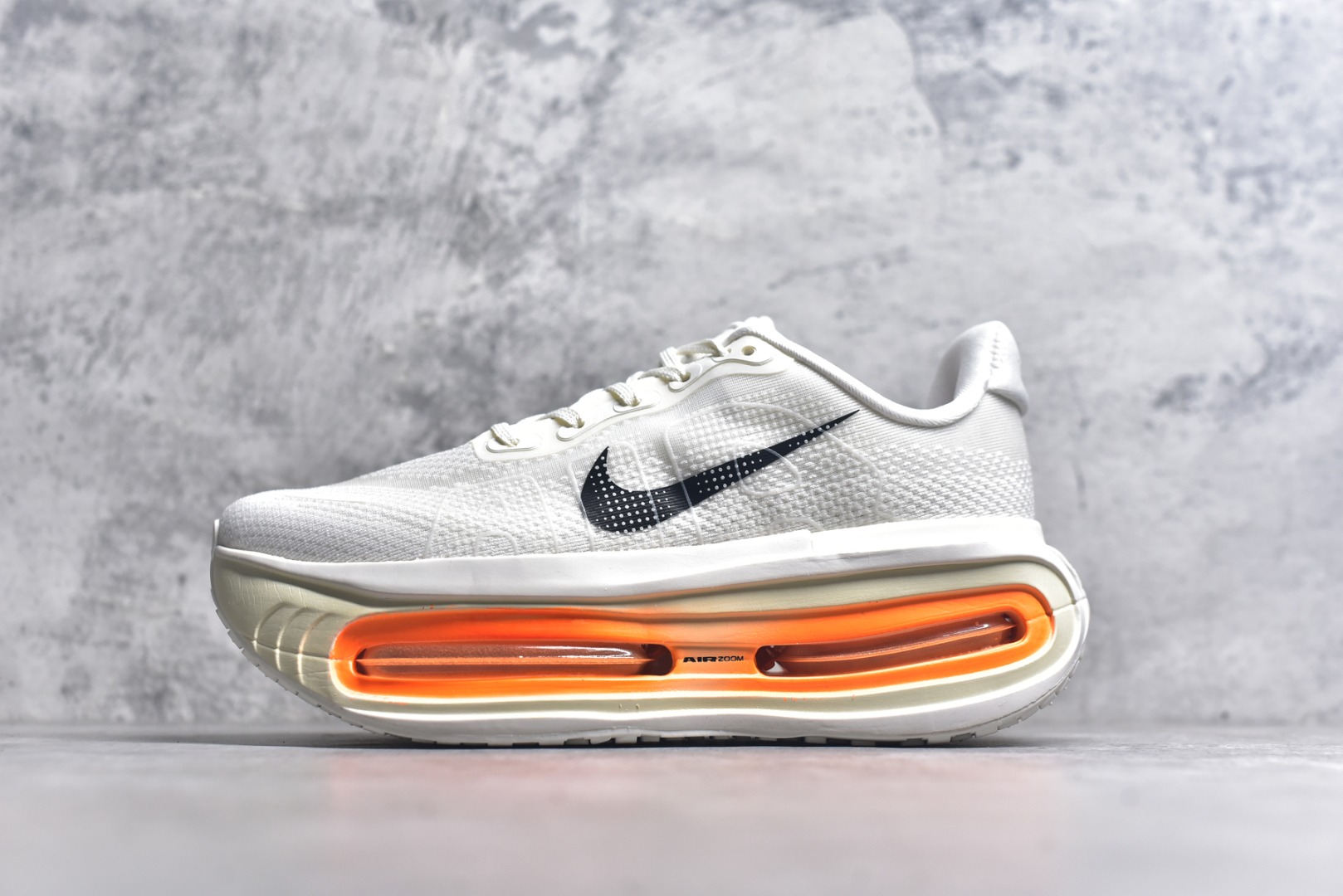 #Nike ZOOM PREMIUM 耐克 飞马 舒适减震防滑 低帮跑步鞋全掌ReactX泡绵中底 前掌和后跟还配备了Air Zoom气垫单元 据说跑起来更快更舒适哦 这次最大的升级点 首次引入了ReactX泡绵货号：FN8453-007 尺码：36-45-选品中心