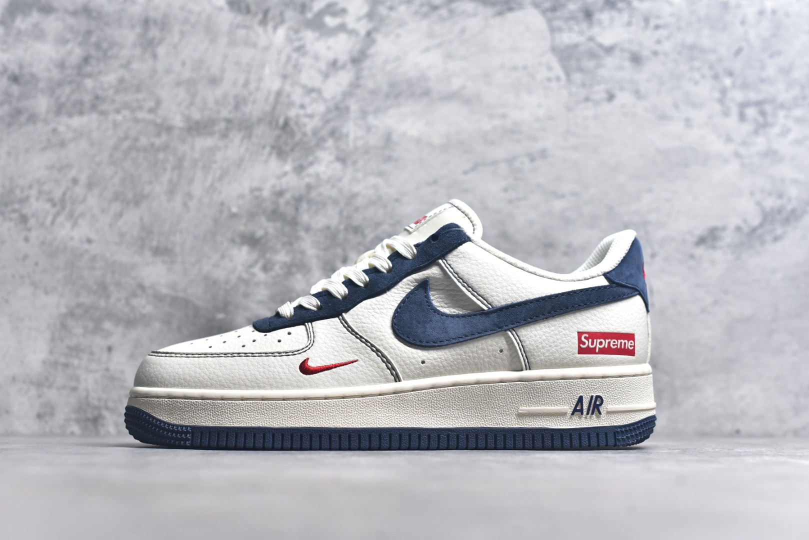 #Nk Air Force 1\’07 Low Supreme联名-米蓝翻毛勾 空军一号低帮休闲板鞋 XZ3328-669 #原楦头原纸板 原装鞋盒 定制五金配件 内置全掌气垫 原厂鞋底 尺码：36 36.5 37.5 38 38.5 39 40 40.5 41 42 42.5 43 44 44.5 45 9.D4-选品中心