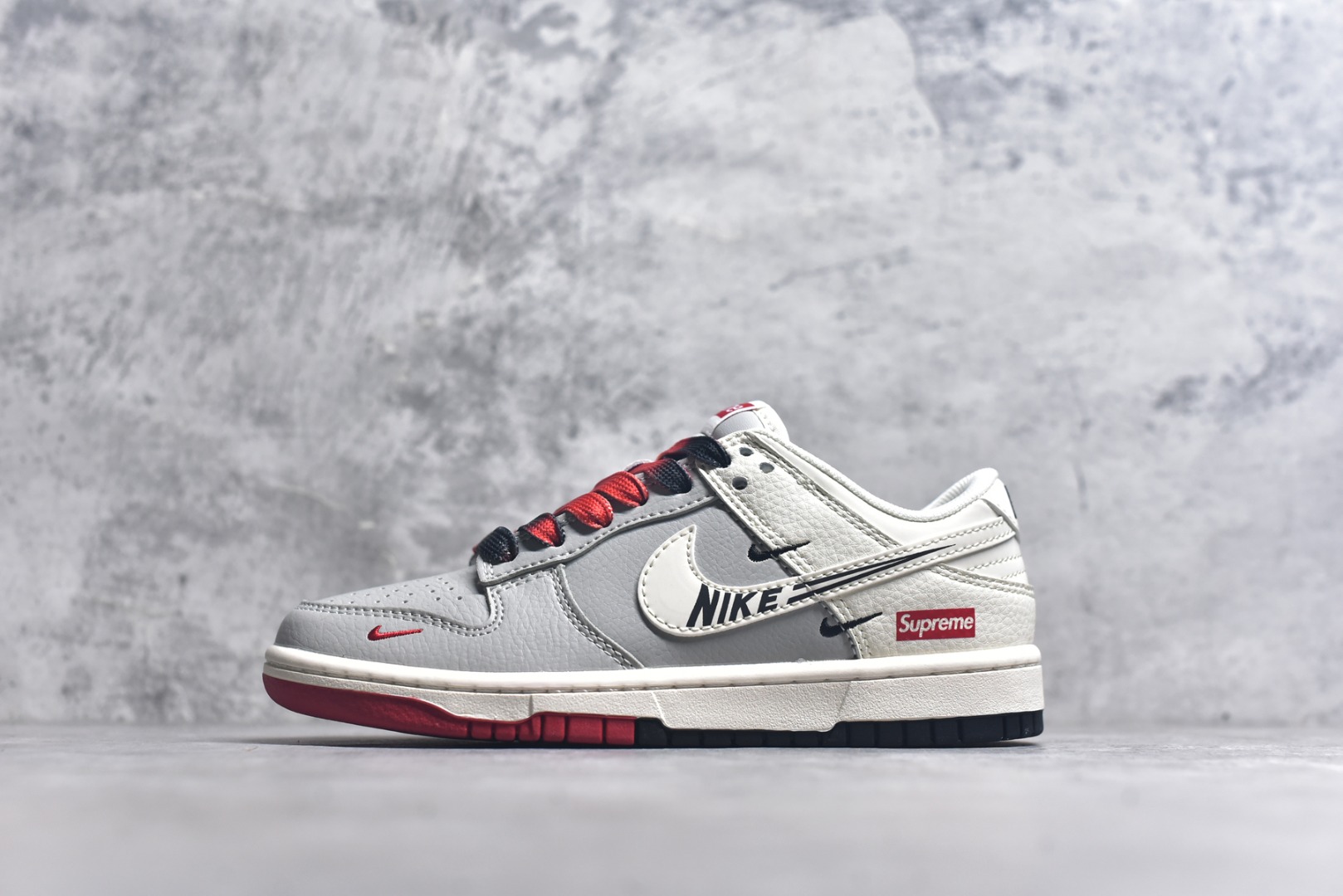 #Nike SB Dunk Low Supreme联名 双拼米灰三勾 高端定制 低帮休闲板鞋 QW5836-010 #大厂纯原品质出货 定制鞋盒 超高清洁度 皮料切割干净无任何毛边 细节完美 尺码：36 36.5 37.5 38 38.5 39 40 40.5 41 42 42.5 43 44 44.5 45 9.E5-选品中心
