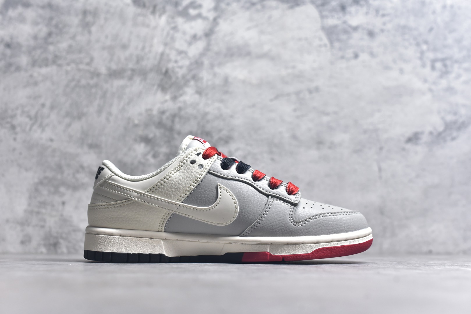 图片[3]-#Nike SB Dunk Low Supreme联名 双拼米灰三勾 高端定制 低帮休闲板鞋 QW5836-010 #大厂纯原品质出货 定制鞋盒 超高清洁度 皮料切割干净无任何毛边 细节完美 尺码：36 36.5 37.5 38 38.5 39 40 40.5 41 42 42.5 43 44 44.5 45 9.E5-选品中心
