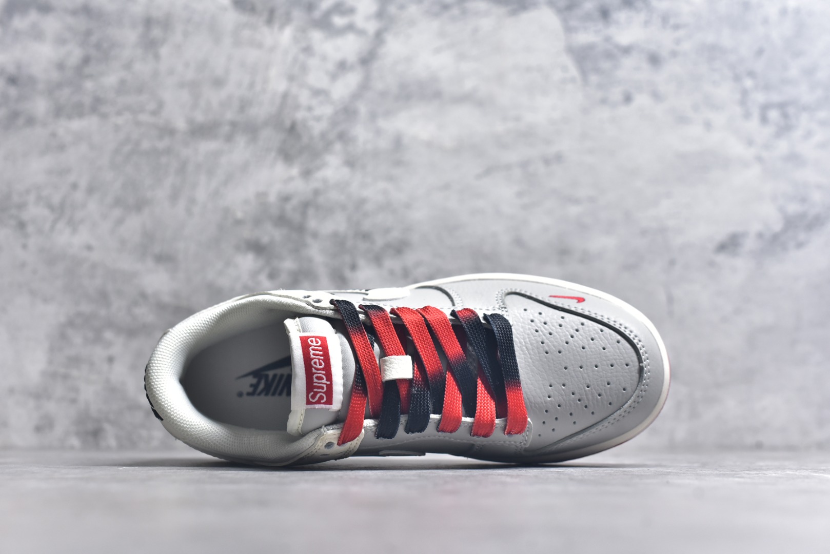 图片[4]-#Nike SB Dunk Low Supreme联名 双拼米灰三勾 高端定制 低帮休闲板鞋 QW5836-010 #大厂纯原品质出货 定制鞋盒 超高清洁度 皮料切割干净无任何毛边 细节完美 尺码：36 36.5 37.5 38 38.5 39 40 40.5 41 42 42.5 43 44 44.5 45 9.E5-选品中心