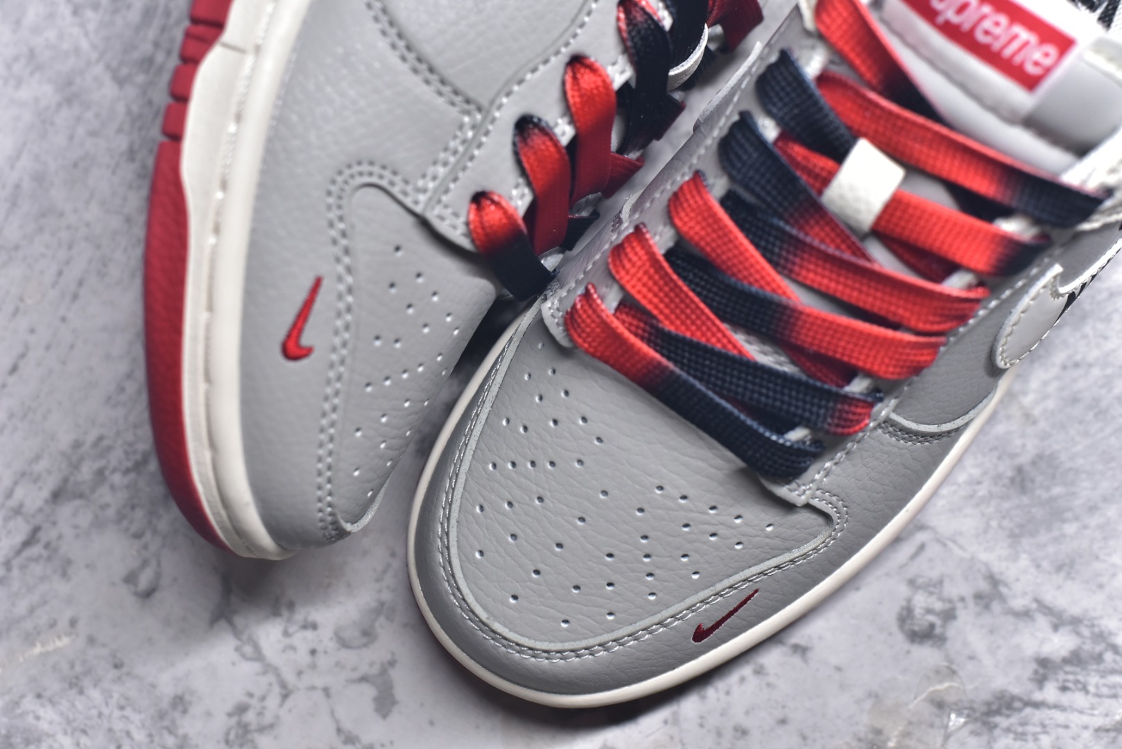 图片[8]-#Nike SB Dunk Low Supreme联名 双拼米灰三勾 高端定制 低帮休闲板鞋 QW5836-010 #大厂纯原品质出货 定制鞋盒 超高清洁度 皮料切割干净无任何毛边 细节完美 尺码：36 36.5 37.5 38 38.5 39 40 40.5 41 42 42.5 43 44 44.5 45 9.E5-选品中心