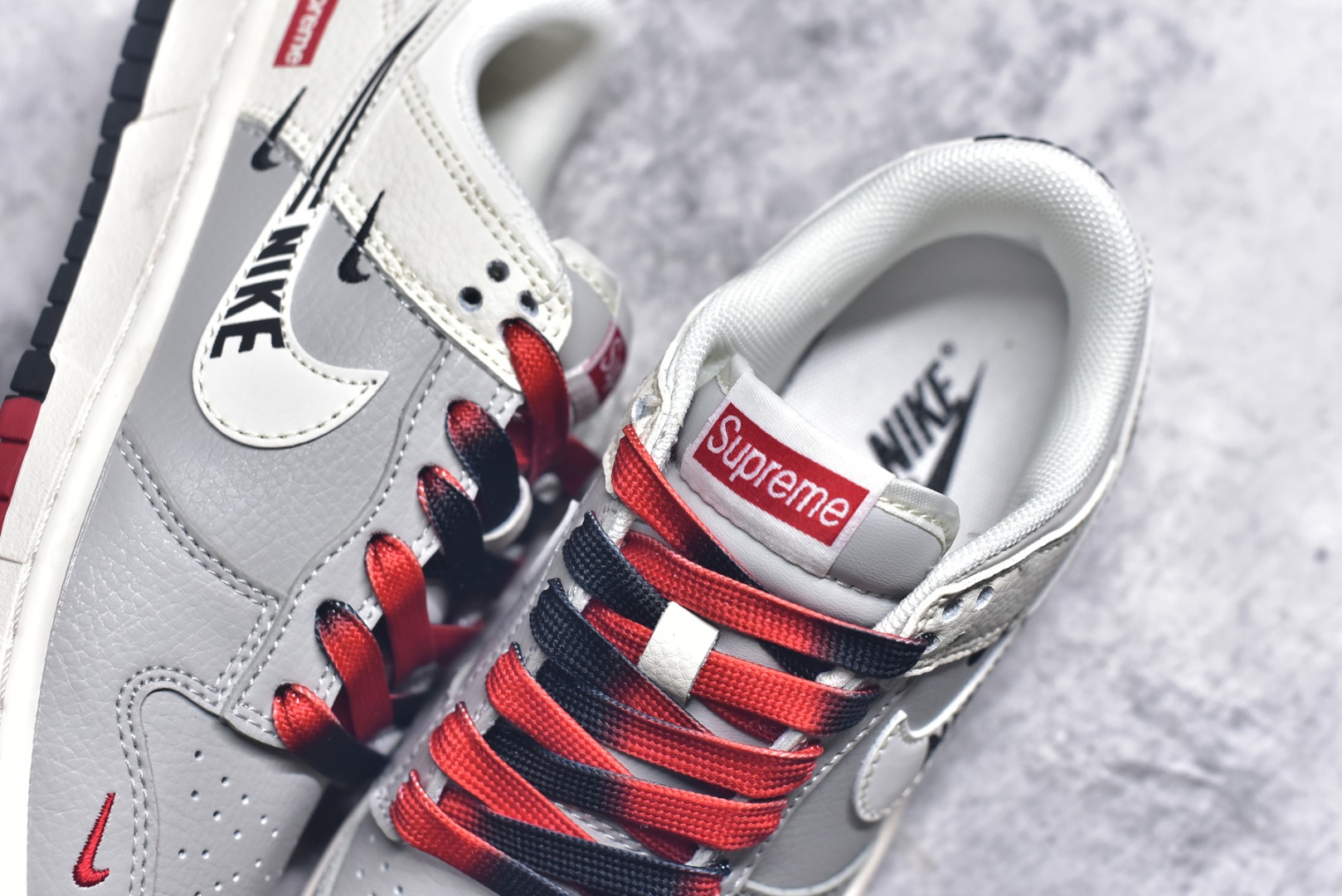 图片[9]-#Nike SB Dunk Low Supreme联名 双拼米灰三勾 高端定制 低帮休闲板鞋 QW5836-010 #大厂纯原品质出货 定制鞋盒 超高清洁度 皮料切割干净无任何毛边 细节完美 尺码：36 36.5 37.5 38 38.5 39 40 40.5 41 42 42.5 43 44 44.5 45 9.E5-选品中心