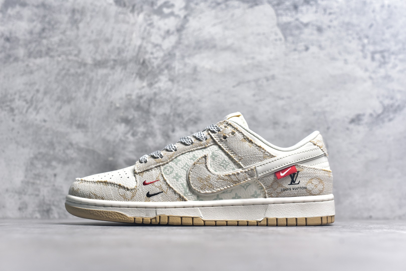 #Nike SB Dunk Low LV联名 卡其牛仔 周年高端定制 低帮休闲板鞋 YX5066-377 #定制鞋盒 大厂纯原品质出货 超高清洁度 皮料切割干净无任何毛边 细节完美 尺码：36 36.5 37.5 38 38.5 39 40 40.5 41 42 42.5 43 44 44.5 45 9.E5-选品中心