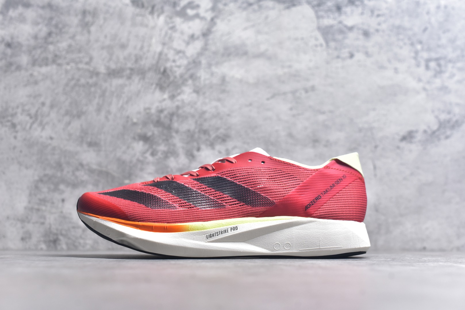 #Adidas Adizero Takumi Sen 10 M耐磨减震专业跑步鞋 男款 北京马拉松40周年限定。冲向目标，一路向前，不断挑战和突破自我。无论是平时训练还是马拉松，让这款adidas跑步鞋伴你畅快开跑。兼具舒适性和结构感，搭载Lightstrike科技，为步伐注入活力。 货号：IG8201 尺码：36 36.5 37.5 38 38.5 39 40 40.5 41 42 42.5 43 44 45-选品中心