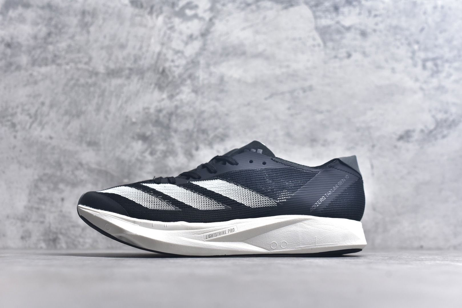 #Adidas Adizero Takumi Sen 10 M耐磨减震专业跑步鞋 男款 北京马拉松40周年限定。冲向目标，一路向前，不断挑战和突破自我。无论是平时训练还是马拉松，让这款adidas跑步鞋伴你畅快开跑。兼具舒适性和结构感，搭载Lightstrike科技，为步伐注入活力。 货号：IH5710 尺码：36 36.5 37.5 38 38.5 39 40 40.5 41 42 42.5 43 44 45-选品中心