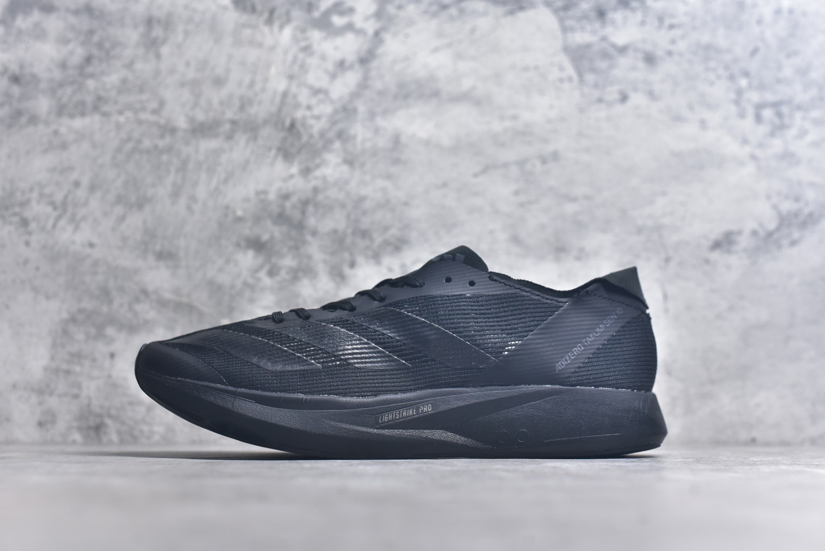 #Adidas Adizero Takumi Sen 10 M耐磨减震专业跑步鞋 男款 北京马拉松40周年限定。冲向目标，一路向前，不断挑战和突破自我。无论是平时训练还是马拉松，让这款adidas跑步鞋伴你畅快开跑。兼具舒适性和结构感，搭载Lightstrike科技，为步伐注入活力。 货号：IG7400 尺码：36 36.5 37.5 38 38.5 39 40 40.5 41 42 42.5 43 44 45-选品中心