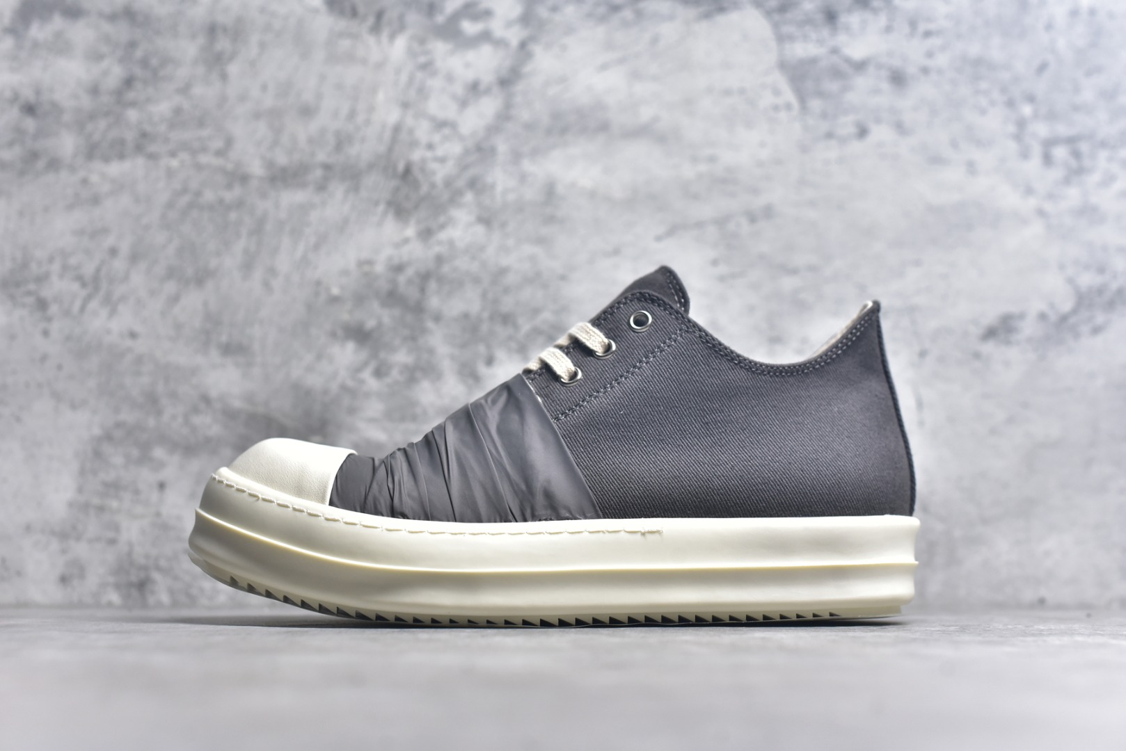 #Rick Owens RO Mega 瑞克·欧文斯 DRKSHDW 深灰帆布 侵权三角 广东顶级版本 经典西瓜头款式“RO低帮进口原料牛皮 【鞋头采用原版一致工艺 又翘又歪的效果目前这个技术市面上的任何版本都达不到这个效果】 【经历了3个半月时间洪师傅带领8人团队终于研究出1-1复刻还原版本 东莞厚街洪师傅是一位有着17年的开板师经验丰富的一位老师傅 一针一孔的研究 私模开发205个走针69个细节一步到位不敢说百分百 保证有百分之98还原 慢工出细活 好的产品不怕晚 这次的开发针对艺术家 收藏家 高品质 的人群 水染粒面小牛皮材质 和针车间距都是极致还原 顶级头层的小牛皮 质感无敌 奢侈品的触感 定制品牌logo的拉链 超大一比一规格礼盒装 重达3斤以上 外加定制欧文斯保护盒 配有日文、英文，双语种配件卡片！细节诠释，一件不落。 鞋盒翻盖 三标，正面+底部都一一做到！虽然增加不了实质的成本，但是打磨产品的细节，再微小也会还原 货号： DU01E38143633 尺码：36 37 38 39 40 41 42 43 44 45 46-选品中心