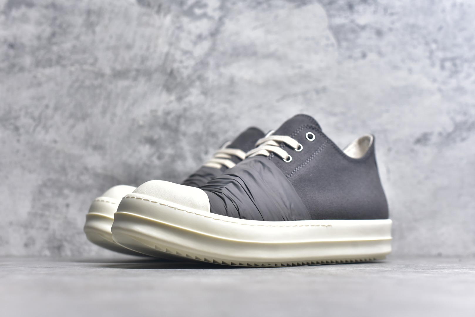 图片[2]-#Rick Owens RO Mega 瑞克·欧文斯 DRKSHDW 深灰帆布 侵权三角 广东顶级版本 经典西瓜头款式“RO低帮进口原料牛皮 【鞋头采用原版一致工艺 又翘又歪的效果目前这个技术市面上的任何版本都达不到这个效果】 【经历了3个半月时间洪师傅带领8人团队终于研究出1-1复刻还原版本 东莞厚街洪师傅是一位有着17年的开板师经验丰富的一位老师傅 一针一孔的研究 私模开发205个走针69个细节一步到位不敢说百分百 保证有百分之98还原 慢工出细活 好的产品不怕晚 这次的开发针对艺术家 收藏家 高品质 的人群 水染粒面小牛皮材质 和针车间距都是极致还原 顶级头层的小牛皮 质感无敌 奢侈品的触感 定制品牌logo的拉链 超大一比一规格礼盒装 重达3斤以上 外加定制欧文斯保护盒 配有日文、英文，双语种配件卡片！细节诠释，一件不落。 鞋盒翻盖 三标，正面+底部都一一做到！虽然增加不了实质的成本，但是打磨产品的细节，再微小也会还原 货号： DU01E38143633 尺码：36 37 38 39 40 41 42 43 44 45 46-选品中心
