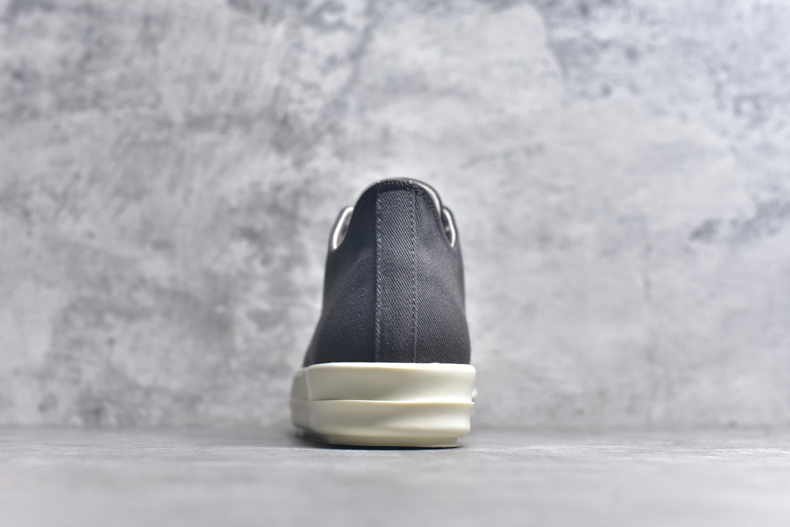 图片[5]-#Rick Owens RO Mega 瑞克·欧文斯 DRKSHDW 深灰帆布 侵权三角 广东顶级版本 经典西瓜头款式“RO低帮进口原料牛皮 【鞋头采用原版一致工艺 又翘又歪的效果目前这个技术市面上的任何版本都达不到这个效果】 【经历了3个半月时间洪师傅带领8人团队终于研究出1-1复刻还原版本 东莞厚街洪师傅是一位有着17年的开板师经验丰富的一位老师傅 一针一孔的研究 私模开发205个走针69个细节一步到位不敢说百分百 保证有百分之98还原 慢工出细活 好的产品不怕晚 这次的开发针对艺术家 收藏家 高品质 的人群 水染粒面小牛皮材质 和针车间距都是极致还原 顶级头层的小牛皮 质感无敌 奢侈品的触感 定制品牌logo的拉链 超大一比一规格礼盒装 重达3斤以上 外加定制欧文斯保护盒 配有日文、英文，双语种配件卡片！细节诠释，一件不落。 鞋盒翻盖 三标，正面+底部都一一做到！虽然增加不了实质的成本，但是打磨产品的细节，再微小也会还原 货号： DU01E38143633 尺码：36 37 38 39 40 41 42 43 44 45 46-选品中心