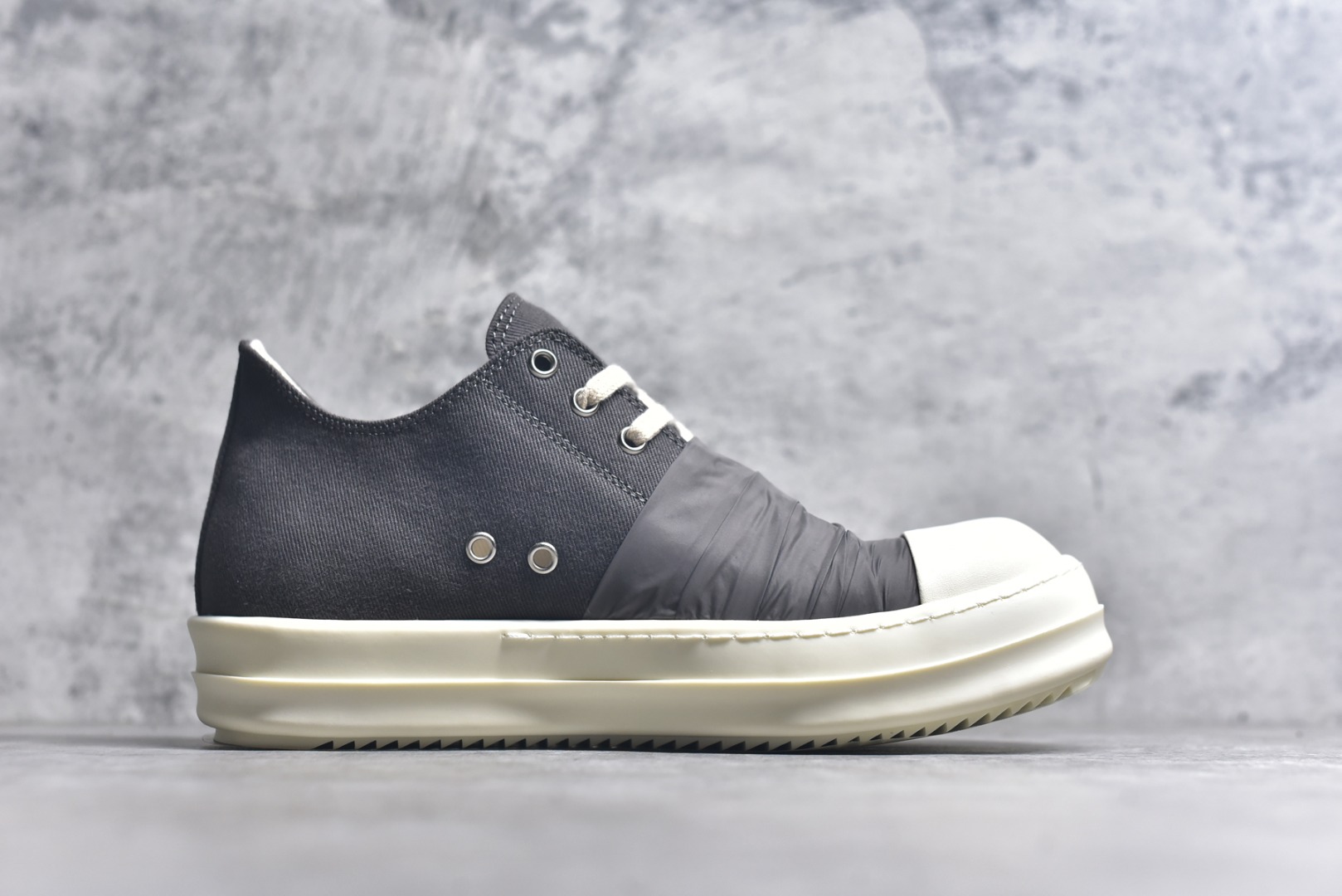 图片[3]-#Rick Owens RO Mega 瑞克·欧文斯 DRKSHDW 深灰帆布 侵权三角 广东顶级版本 经典西瓜头款式“RO低帮进口原料牛皮 【鞋头采用原版一致工艺 又翘又歪的效果目前这个技术市面上的任何版本都达不到这个效果】 【经历了3个半月时间洪师傅带领8人团队终于研究出1-1复刻还原版本 东莞厚街洪师傅是一位有着17年的开板师经验丰富的一位老师傅 一针一孔的研究 私模开发205个走针69个细节一步到位不敢说百分百 保证有百分之98还原 慢工出细活 好的产品不怕晚 这次的开发针对艺术家 收藏家 高品质 的人群 水染粒面小牛皮材质 和针车间距都是极致还原 顶级头层的小牛皮 质感无敌 奢侈品的触感 定制品牌logo的拉链 超大一比一规格礼盒装 重达3斤以上 外加定制欧文斯保护盒 配有日文、英文，双语种配件卡片！细节诠释，一件不落。 鞋盒翻盖 三标，正面+底部都一一做到！虽然增加不了实质的成本，但是打磨产品的细节，再微小也会还原 货号： DU01E38143633 尺码：36 37 38 39 40 41 42 43 44 45 46-选品中心