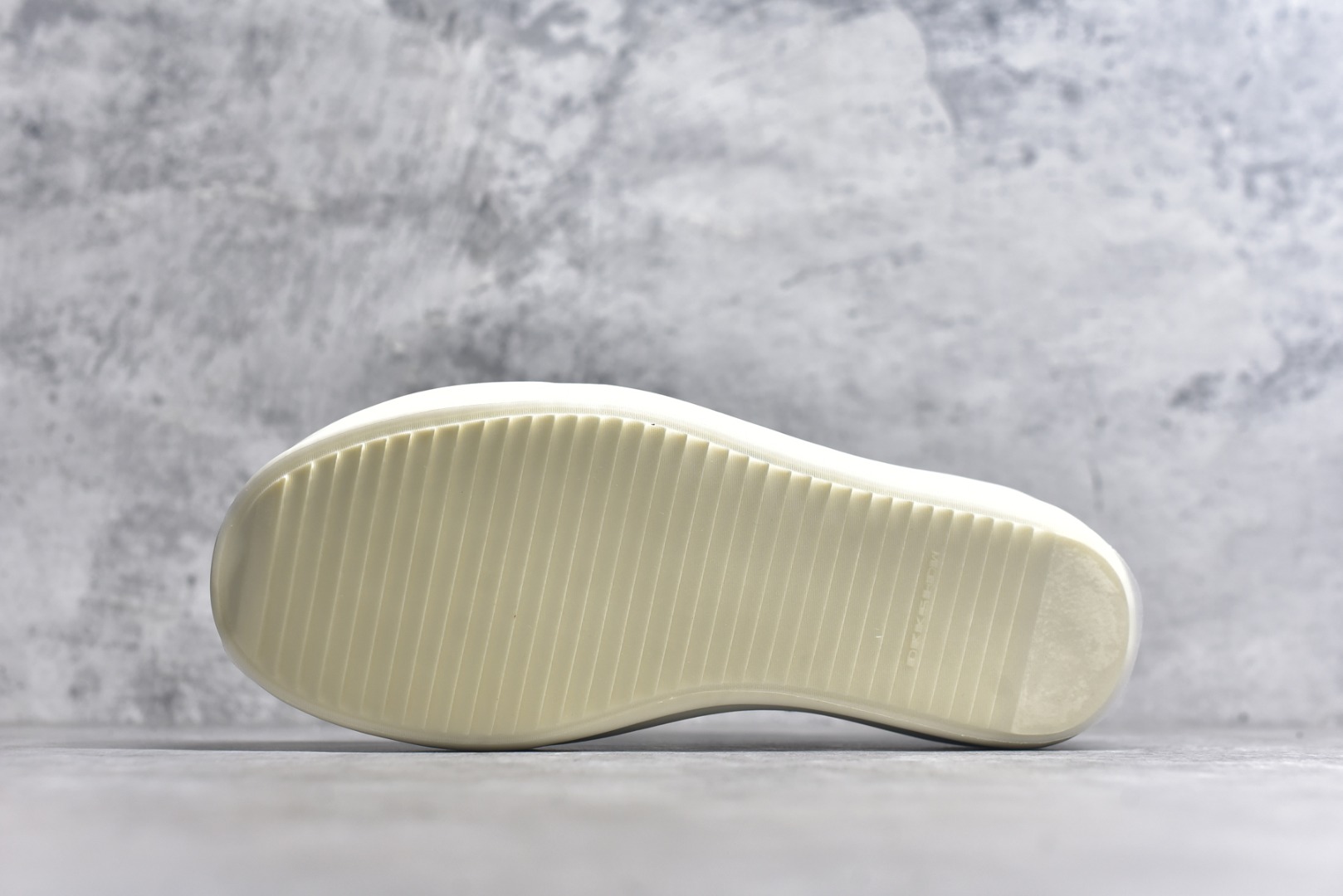 图片[6]-#Rick Owens RO Mega 瑞克·欧文斯 DRKSHDW 深灰帆布 侵权三角 广东顶级版本 经典西瓜头款式“RO低帮进口原料牛皮 【鞋头采用原版一致工艺 又翘又歪的效果目前这个技术市面上的任何版本都达不到这个效果】 【经历了3个半月时间洪师傅带领8人团队终于研究出1-1复刻还原版本 东莞厚街洪师傅是一位有着17年的开板师经验丰富的一位老师傅 一针一孔的研究 私模开发205个走针69个细节一步到位不敢说百分百 保证有百分之98还原 慢工出细活 好的产品不怕晚 这次的开发针对艺术家 收藏家 高品质 的人群 水染粒面小牛皮材质 和针车间距都是极致还原 顶级头层的小牛皮 质感无敌 奢侈品的触感 定制品牌logo的拉链 超大一比一规格礼盒装 重达3斤以上 外加定制欧文斯保护盒 配有日文、英文，双语种配件卡片！细节诠释，一件不落。 鞋盒翻盖 三标，正面+底部都一一做到！虽然增加不了实质的成本，但是打磨产品的细节，再微小也会还原 货号： DU01E38143633 尺码：36 37 38 39 40 41 42 43 44 45 46-选品中心