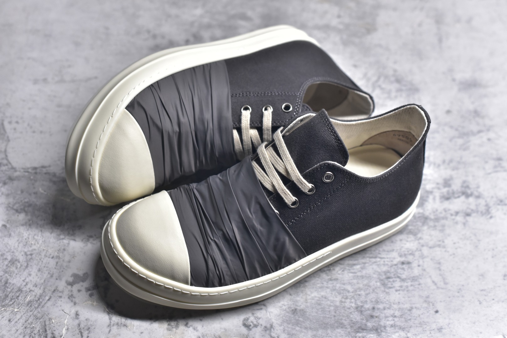 图片[7]-#Rick Owens RO Mega 瑞克·欧文斯 DRKSHDW 深灰帆布 侵权三角 广东顶级版本 经典西瓜头款式“RO低帮进口原料牛皮 【鞋头采用原版一致工艺 又翘又歪的效果目前这个技术市面上的任何版本都达不到这个效果】 【经历了3个半月时间洪师傅带领8人团队终于研究出1-1复刻还原版本 东莞厚街洪师傅是一位有着17年的开板师经验丰富的一位老师傅 一针一孔的研究 私模开发205个走针69个细节一步到位不敢说百分百 保证有百分之98还原 慢工出细活 好的产品不怕晚 这次的开发针对艺术家 收藏家 高品质 的人群 水染粒面小牛皮材质 和针车间距都是极致还原 顶级头层的小牛皮 质感无敌 奢侈品的触感 定制品牌logo的拉链 超大一比一规格礼盒装 重达3斤以上 外加定制欧文斯保护盒 配有日文、英文，双语种配件卡片！细节诠释，一件不落。 鞋盒翻盖 三标，正面+底部都一一做到！虽然增加不了实质的成本，但是打磨产品的细节，再微小也会还原 货号： DU01E38143633 尺码：36 37 38 39 40 41 42 43 44 45 46-选品中心