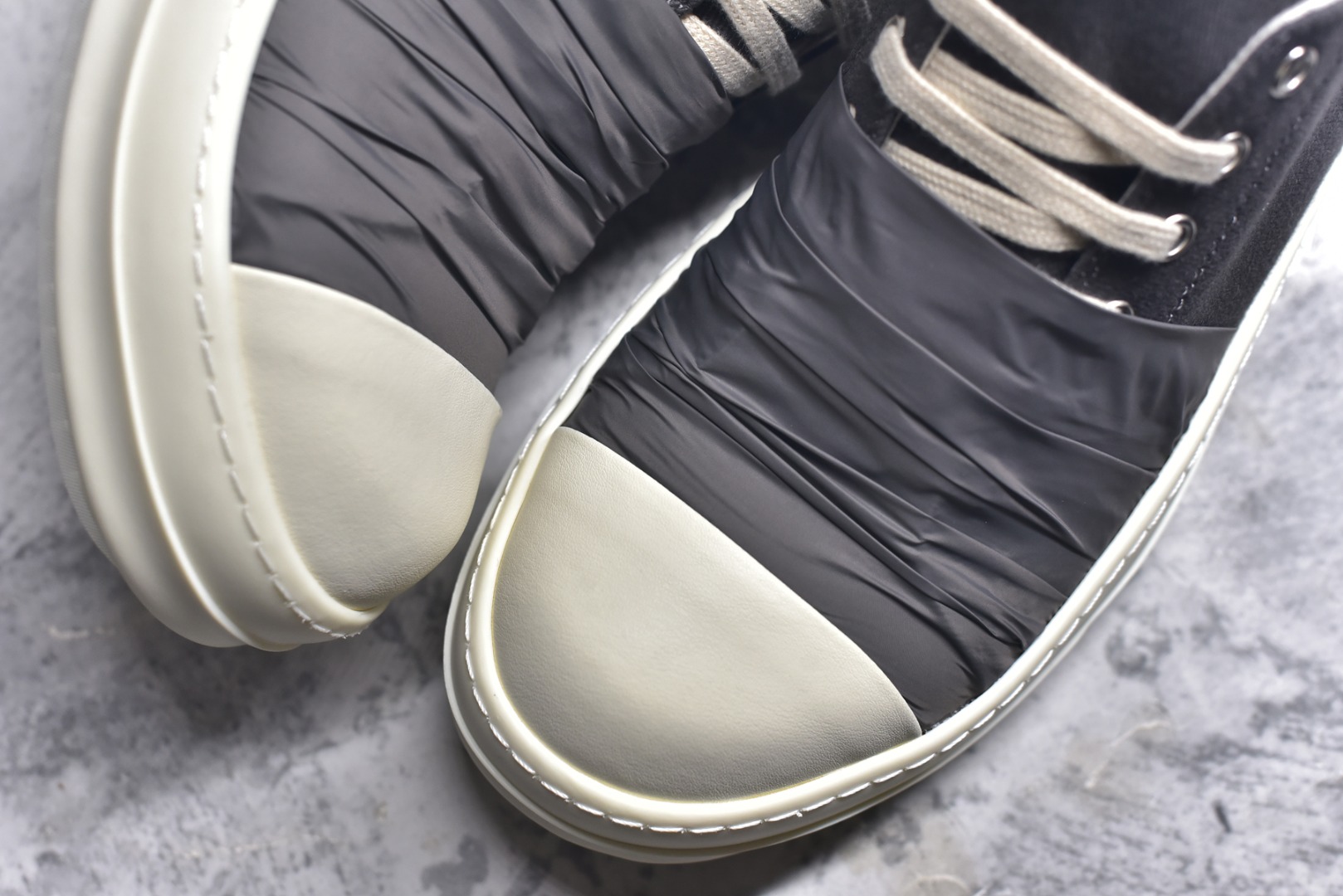 图片[8]-#Rick Owens RO Mega 瑞克·欧文斯 DRKSHDW 深灰帆布 侵权三角 广东顶级版本 经典西瓜头款式“RO低帮进口原料牛皮 【鞋头采用原版一致工艺 又翘又歪的效果目前这个技术市面上的任何版本都达不到这个效果】 【经历了3个半月时间洪师傅带领8人团队终于研究出1-1复刻还原版本 东莞厚街洪师傅是一位有着17年的开板师经验丰富的一位老师傅 一针一孔的研究 私模开发205个走针69个细节一步到位不敢说百分百 保证有百分之98还原 慢工出细活 好的产品不怕晚 这次的开发针对艺术家 收藏家 高品质 的人群 水染粒面小牛皮材质 和针车间距都是极致还原 顶级头层的小牛皮 质感无敌 奢侈品的触感 定制品牌logo的拉链 超大一比一规格礼盒装 重达3斤以上 外加定制欧文斯保护盒 配有日文、英文，双语种配件卡片！细节诠释，一件不落。 鞋盒翻盖 三标，正面+底部都一一做到！虽然增加不了实质的成本，但是打磨产品的细节，再微小也会还原 货号： DU01E38143633 尺码：36 37 38 39 40 41 42 43 44 45 46-选品中心