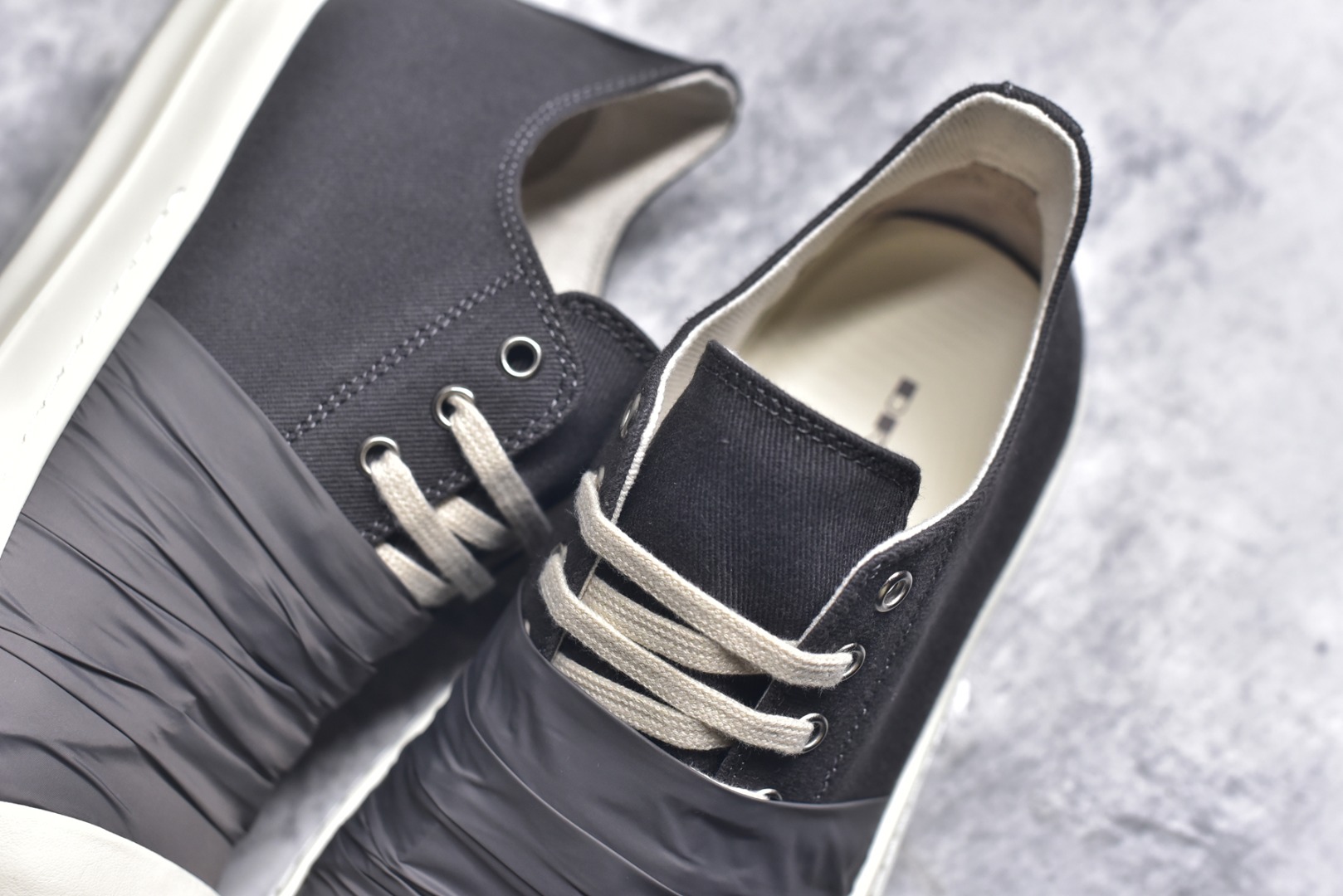 图片[9]-#Rick Owens RO Mega 瑞克·欧文斯 DRKSHDW 深灰帆布 侵权三角 广东顶级版本 经典西瓜头款式“RO低帮进口原料牛皮 【鞋头采用原版一致工艺 又翘又歪的效果目前这个技术市面上的任何版本都达不到这个效果】 【经历了3个半月时间洪师傅带领8人团队终于研究出1-1复刻还原版本 东莞厚街洪师傅是一位有着17年的开板师经验丰富的一位老师傅 一针一孔的研究 私模开发205个走针69个细节一步到位不敢说百分百 保证有百分之98还原 慢工出细活 好的产品不怕晚 这次的开发针对艺术家 收藏家 高品质 的人群 水染粒面小牛皮材质 和针车间距都是极致还原 顶级头层的小牛皮 质感无敌 奢侈品的触感 定制品牌logo的拉链 超大一比一规格礼盒装 重达3斤以上 外加定制欧文斯保护盒 配有日文、英文，双语种配件卡片！细节诠释，一件不落。 鞋盒翻盖 三标，正面+底部都一一做到！虽然增加不了实质的成本，但是打磨产品的细节，再微小也会还原 货号： DU01E38143633 尺码：36 37 38 39 40 41 42 43 44 45 46-选品中心