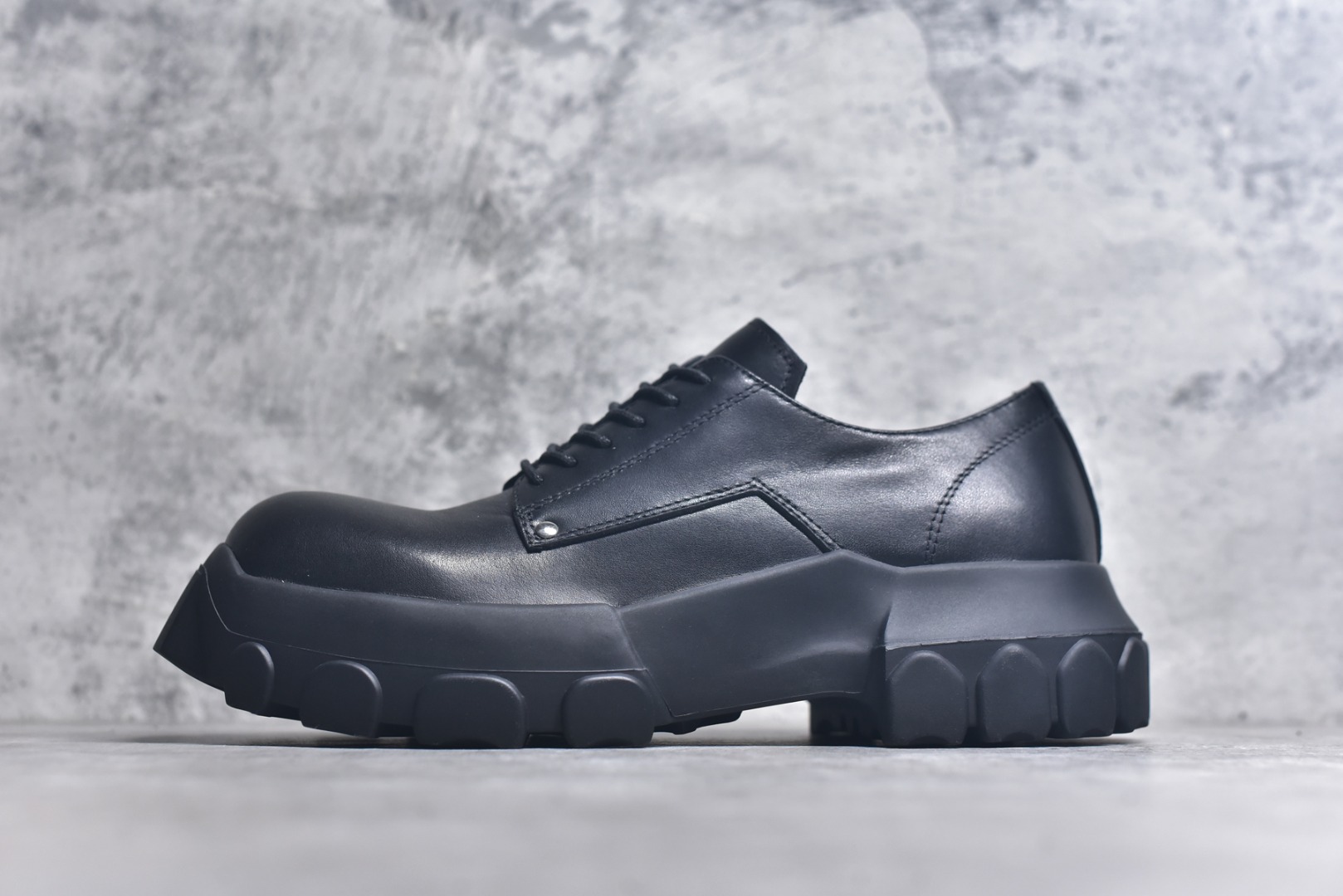#Rick Owens 瑞克欧文斯 Laceup Bozo Tractor 章鱼德比 低帮厚底休闲皮鞋 原版开发 进口头层牛皮材质 内里小牛皮 外观时尚大气 鞋底采用耐磨的材质 尺码：39 40 41 42 43 44 45-选品中心