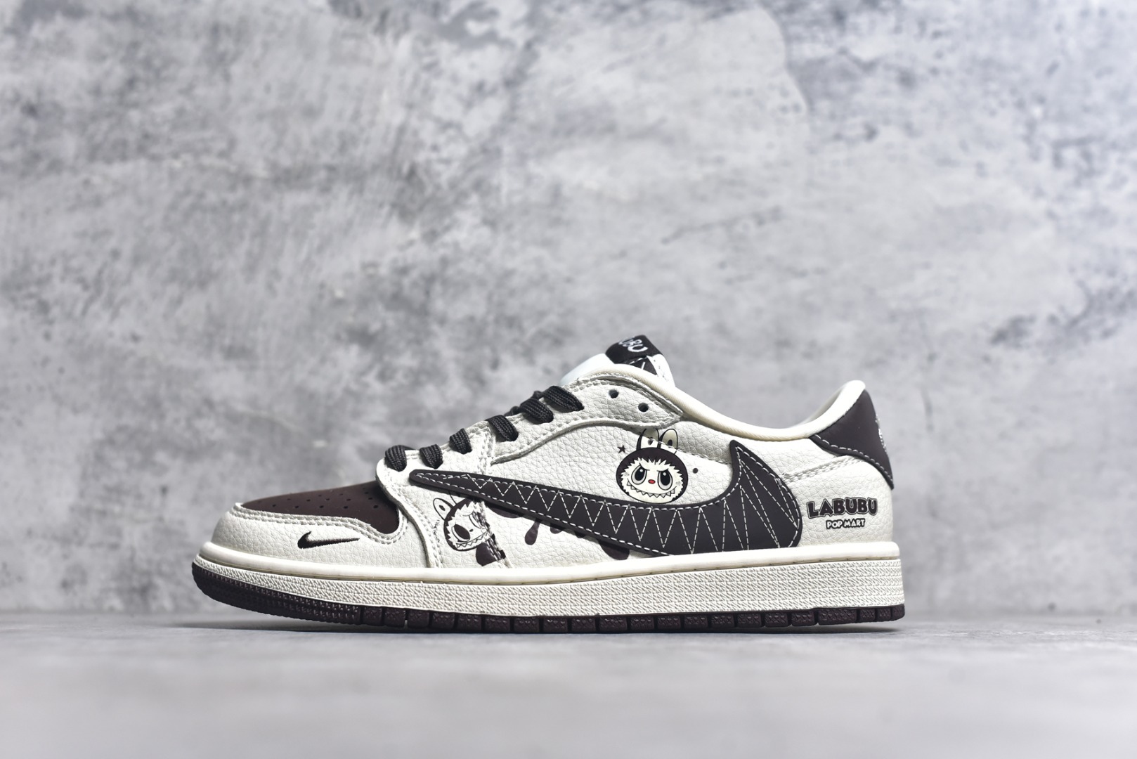 #Travis Scott x Fragment Design x Air Jordan 1 Low OG SP AJ1 乔1 米粽拉布布 低帮文化休闲板鞋 XS2025-051 #多方联名合作融合了Travis Scott 独特的音乐风格，藤原浩个性的设计风格以及Jordan品牌的经典元素 使其成为一双具有独特身份和价值的鞋子 清新而立体的外观加上联名标识更突出了其独特身份 这种配色方案显示出活力和时尚感 在视觉上引人注目 鞋身的质感和细腻的细节处理使其显得高端而格调十足 这款“倒钩”联名是设计与创意完美结合 融合多方的个性风格是一款备受瞩目的潮流鞋款 尺码：36 36.5 37.5 38 38.5 39 40 40.5 41 42 42.5 43 44 44.5 45 9.E5-选品中心
