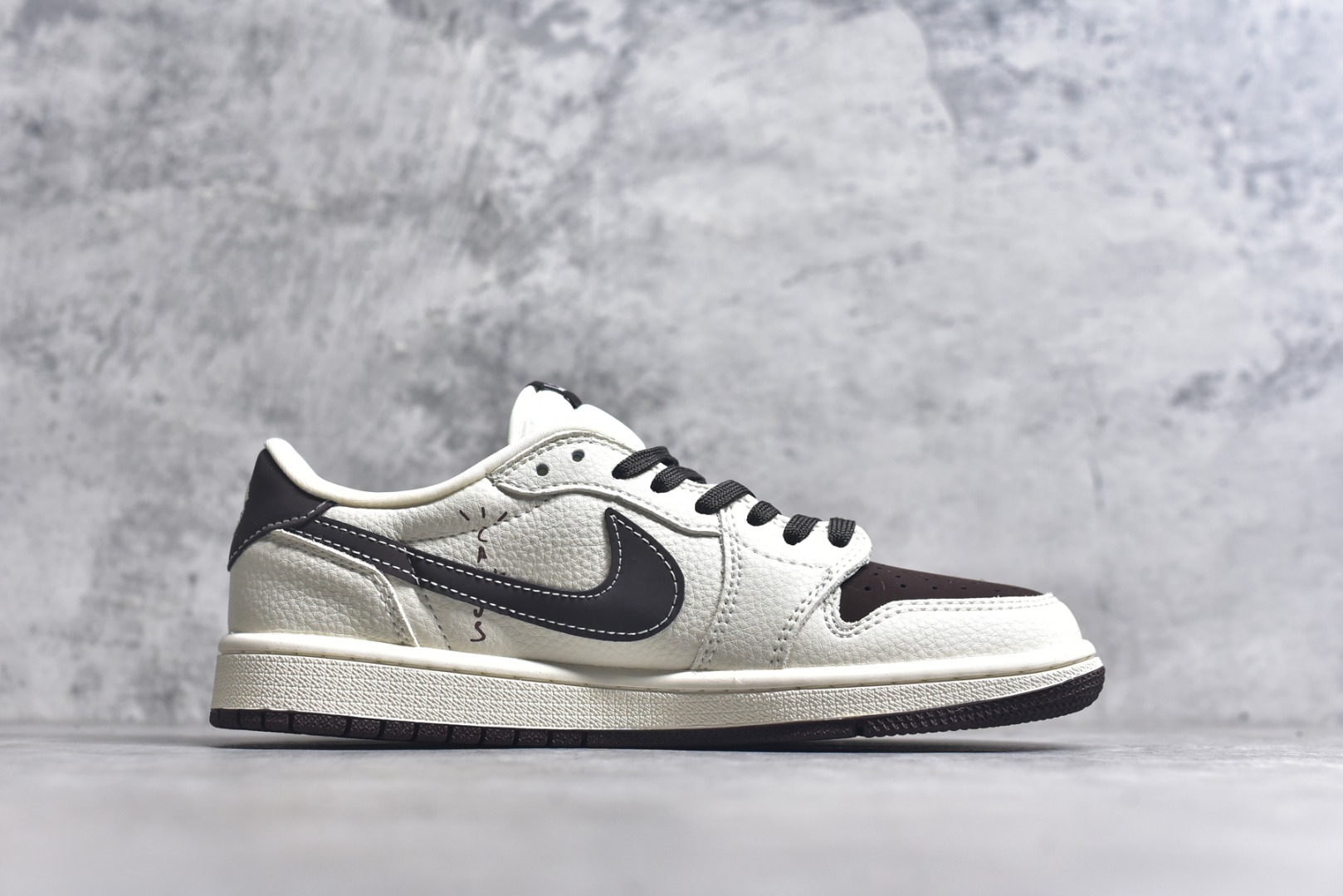 图片[3]-#Travis Scott x Fragment Design x Air Jordan 1 Low OG SP AJ1 乔1 米粽拉布布 低帮文化休闲板鞋 XS2025-051 #多方联名合作融合了Travis Scott 独特的音乐风格，藤原浩个性的设计风格以及Jordan品牌的经典元素 使其成为一双具有独特身份和价值的鞋子 清新而立体的外观加上联名标识更突出了其独特身份 这种配色方案显示出活力和时尚感 在视觉上引人注目 鞋身的质感和细腻的细节处理使其显得高端而格调十足 这款“倒钩”联名是设计与创意完美结合 融合多方的个性风格是一款备受瞩目的潮流鞋款 尺码：36 36.5 37.5 38 38.5 39 40 40.5 41 42 42.5 43 44 44.5 45 9.E5-选品中心