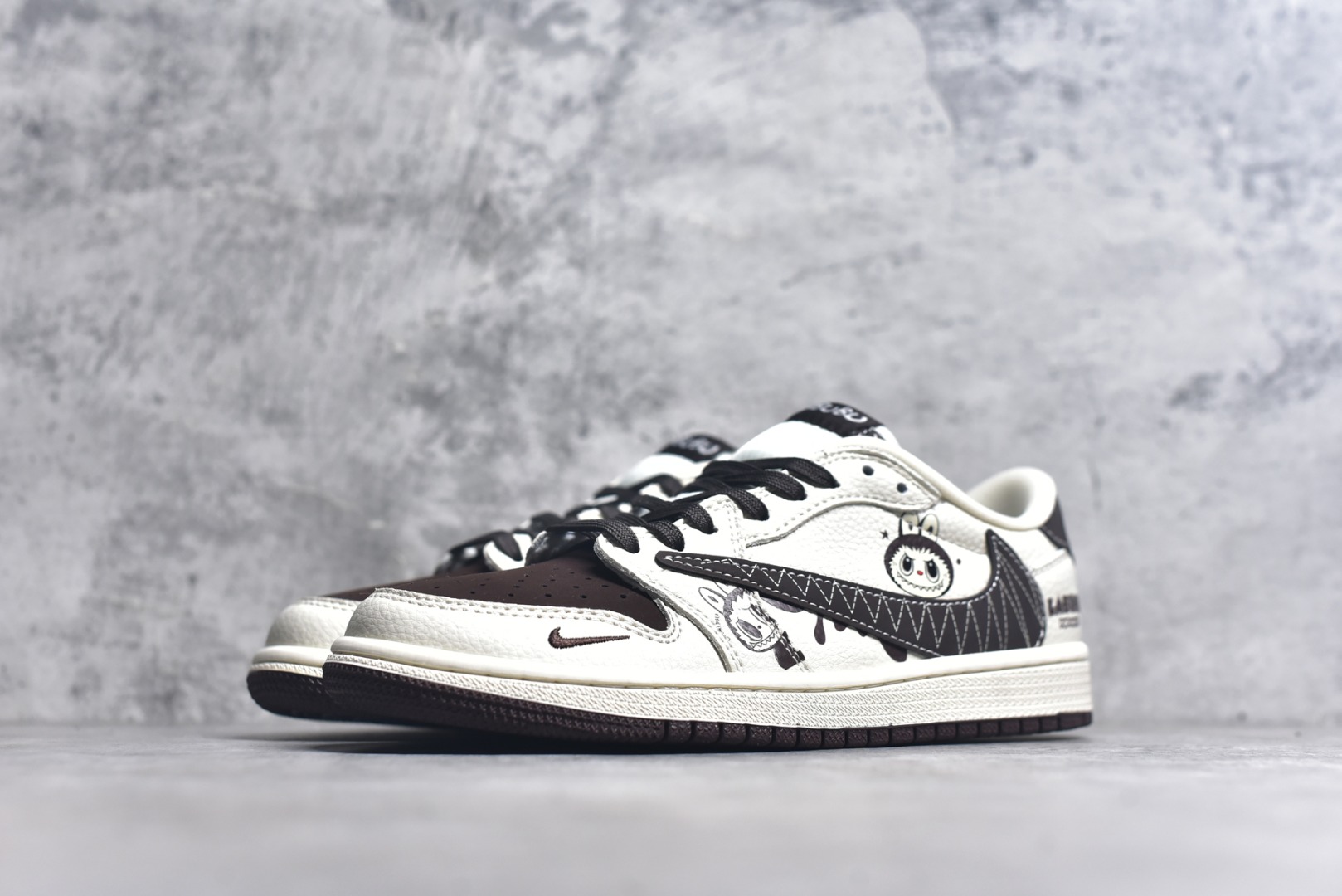图片[2]-#Travis Scott x Fragment Design x Air Jordan 1 Low OG SP AJ1 乔1 米粽拉布布 低帮文化休闲板鞋 XS2025-051 #多方联名合作融合了Travis Scott 独特的音乐风格，藤原浩个性的设计风格以及Jordan品牌的经典元素 使其成为一双具有独特身份和价值的鞋子 清新而立体的外观加上联名标识更突出了其独特身份 这种配色方案显示出活力和时尚感 在视觉上引人注目 鞋身的质感和细腻的细节处理使其显得高端而格调十足 这款“倒钩”联名是设计与创意完美结合 融合多方的个性风格是一款备受瞩目的潮流鞋款 尺码：36 36.5 37.5 38 38.5 39 40 40.5 41 42 42.5 43 44 44.5 45 9.E5-选品中心