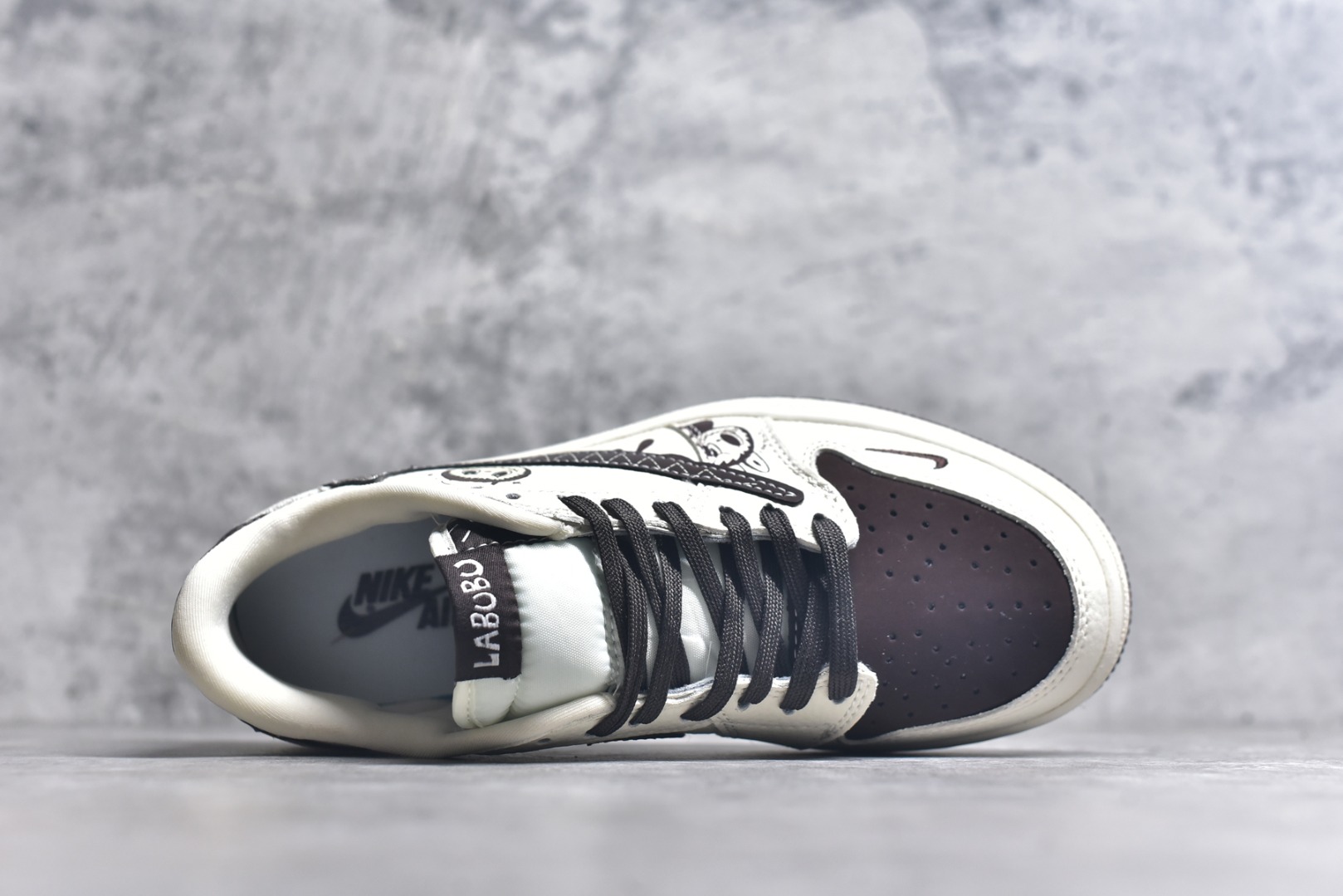 图片[4]-#Travis Scott x Fragment Design x Air Jordan 1 Low OG SP AJ1 乔1 米粽拉布布 低帮文化休闲板鞋 XS2025-051 #多方联名合作融合了Travis Scott 独特的音乐风格，藤原浩个性的设计风格以及Jordan品牌的经典元素 使其成为一双具有独特身份和价值的鞋子 清新而立体的外观加上联名标识更突出了其独特身份 这种配色方案显示出活力和时尚感 在视觉上引人注目 鞋身的质感和细腻的细节处理使其显得高端而格调十足 这款“倒钩”联名是设计与创意完美结合 融合多方的个性风格是一款备受瞩目的潮流鞋款 尺码：36 36.5 37.5 38 38.5 39 40 40.5 41 42 42.5 43 44 44.5 45 9.E5-选品中心