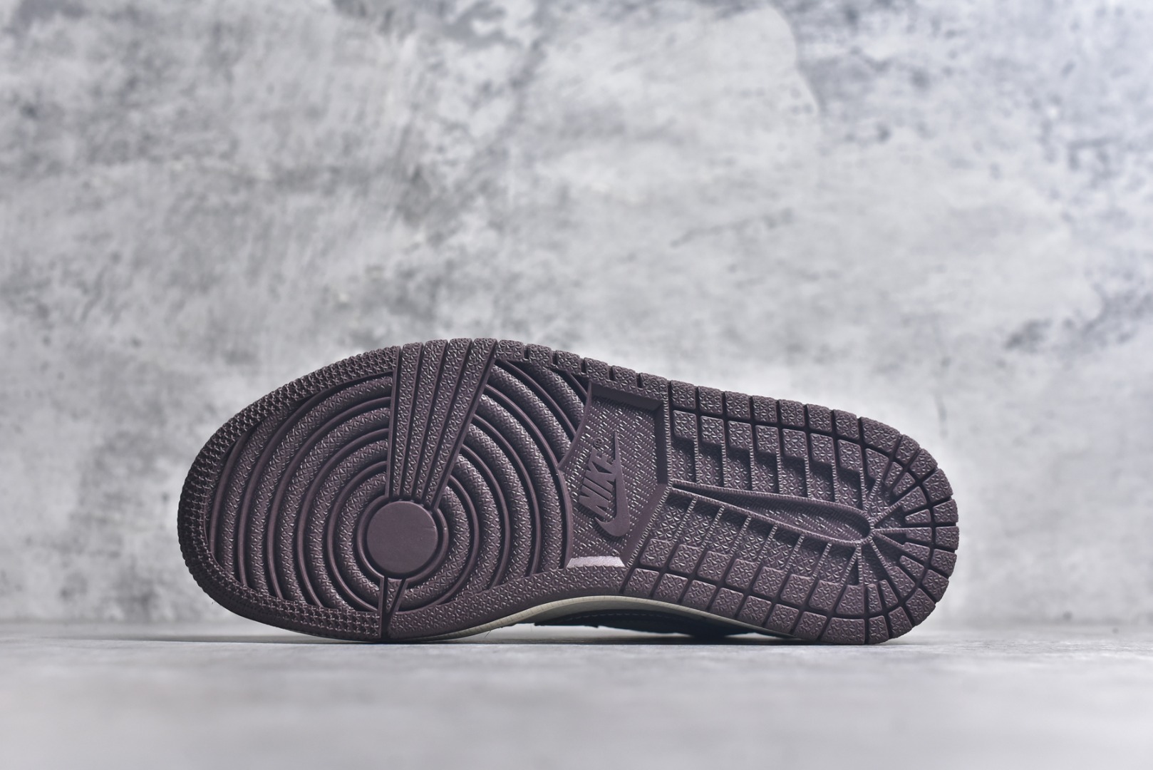 图片[6]-#Travis Scott x Fragment Design x Air Jordan 1 Low OG SP AJ1 乔1 米粽拉布布 低帮文化休闲板鞋 XS2025-051 #多方联名合作融合了Travis Scott 独特的音乐风格，藤原浩个性的设计风格以及Jordan品牌的经典元素 使其成为一双具有独特身份和价值的鞋子 清新而立体的外观加上联名标识更突出了其独特身份 这种配色方案显示出活力和时尚感 在视觉上引人注目 鞋身的质感和细腻的细节处理使其显得高端而格调十足 这款“倒钩”联名是设计与创意完美结合 融合多方的个性风格是一款备受瞩目的潮流鞋款 尺码：36 36.5 37.5 38 38.5 39 40 40.5 41 42 42.5 43 44 44.5 45 9.E5-选品中心