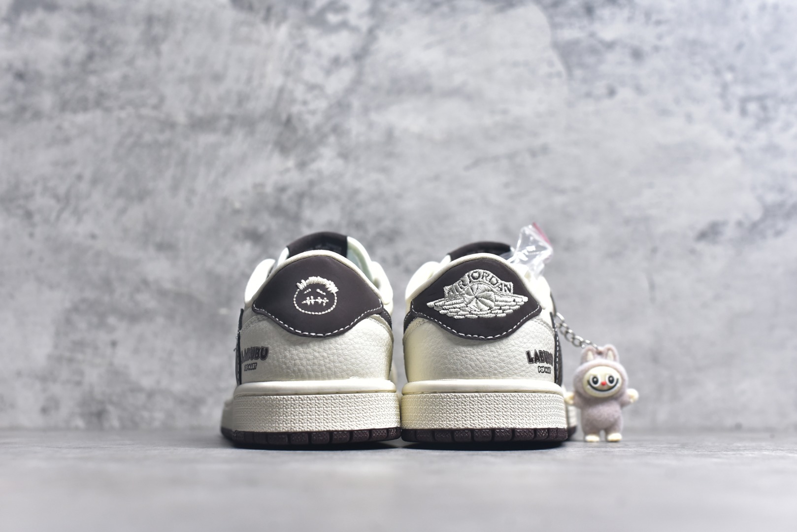 图片[5]-#Travis Scott x Fragment Design x Air Jordan 1 Low OG SP AJ1 乔1 米粽拉布布 低帮文化休闲板鞋 XS2025-051 #多方联名合作融合了Travis Scott 独特的音乐风格，藤原浩个性的设计风格以及Jordan品牌的经典元素 使其成为一双具有独特身份和价值的鞋子 清新而立体的外观加上联名标识更突出了其独特身份 这种配色方案显示出活力和时尚感 在视觉上引人注目 鞋身的质感和细腻的细节处理使其显得高端而格调十足 这款“倒钩”联名是设计与创意完美结合 融合多方的个性风格是一款备受瞩目的潮流鞋款 尺码：36 36.5 37.5 38 38.5 39 40 40.5 41 42 42.5 43 44 44.5 45 9.E5-选品中心