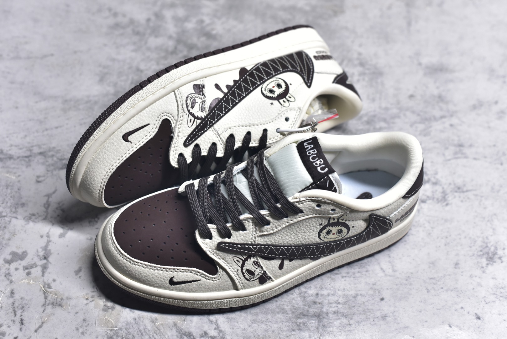 图片[7]-#Travis Scott x Fragment Design x Air Jordan 1 Low OG SP AJ1 乔1 米粽拉布布 低帮文化休闲板鞋 XS2025-051 #多方联名合作融合了Travis Scott 独特的音乐风格，藤原浩个性的设计风格以及Jordan品牌的经典元素 使其成为一双具有独特身份和价值的鞋子 清新而立体的外观加上联名标识更突出了其独特身份 这种配色方案显示出活力和时尚感 在视觉上引人注目 鞋身的质感和细腻的细节处理使其显得高端而格调十足 这款“倒钩”联名是设计与创意完美结合 融合多方的个性风格是一款备受瞩目的潮流鞋款 尺码：36 36.5 37.5 38 38.5 39 40 40.5 41 42 42.5 43 44 44.5 45 9.E5-选品中心