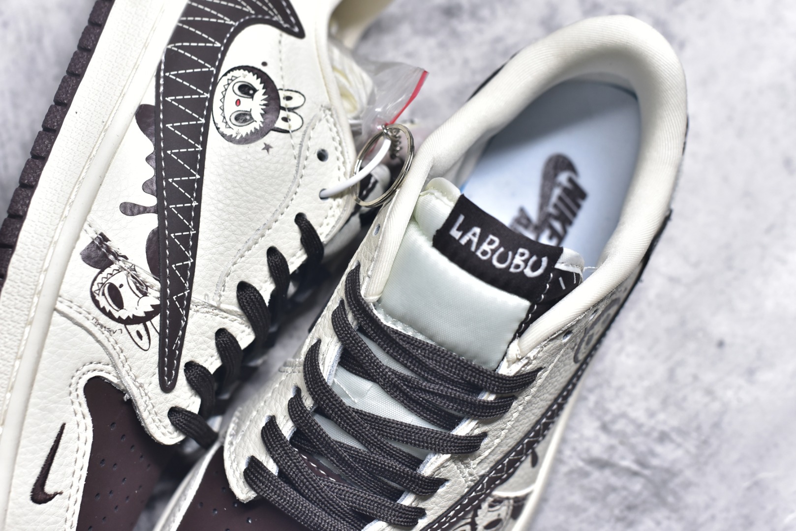 图片[9]-#Travis Scott x Fragment Design x Air Jordan 1 Low OG SP AJ1 乔1 米粽拉布布 低帮文化休闲板鞋 XS2025-051 #多方联名合作融合了Travis Scott 独特的音乐风格，藤原浩个性的设计风格以及Jordan品牌的经典元素 使其成为一双具有独特身份和价值的鞋子 清新而立体的外观加上联名标识更突出了其独特身份 这种配色方案显示出活力和时尚感 在视觉上引人注目 鞋身的质感和细腻的细节处理使其显得高端而格调十足 这款“倒钩”联名是设计与创意完美结合 融合多方的个性风格是一款备受瞩目的潮流鞋款 尺码：36 36.5 37.5 38 38.5 39 40 40.5 41 42 42.5 43 44 44.5 45 9.E5-选品中心