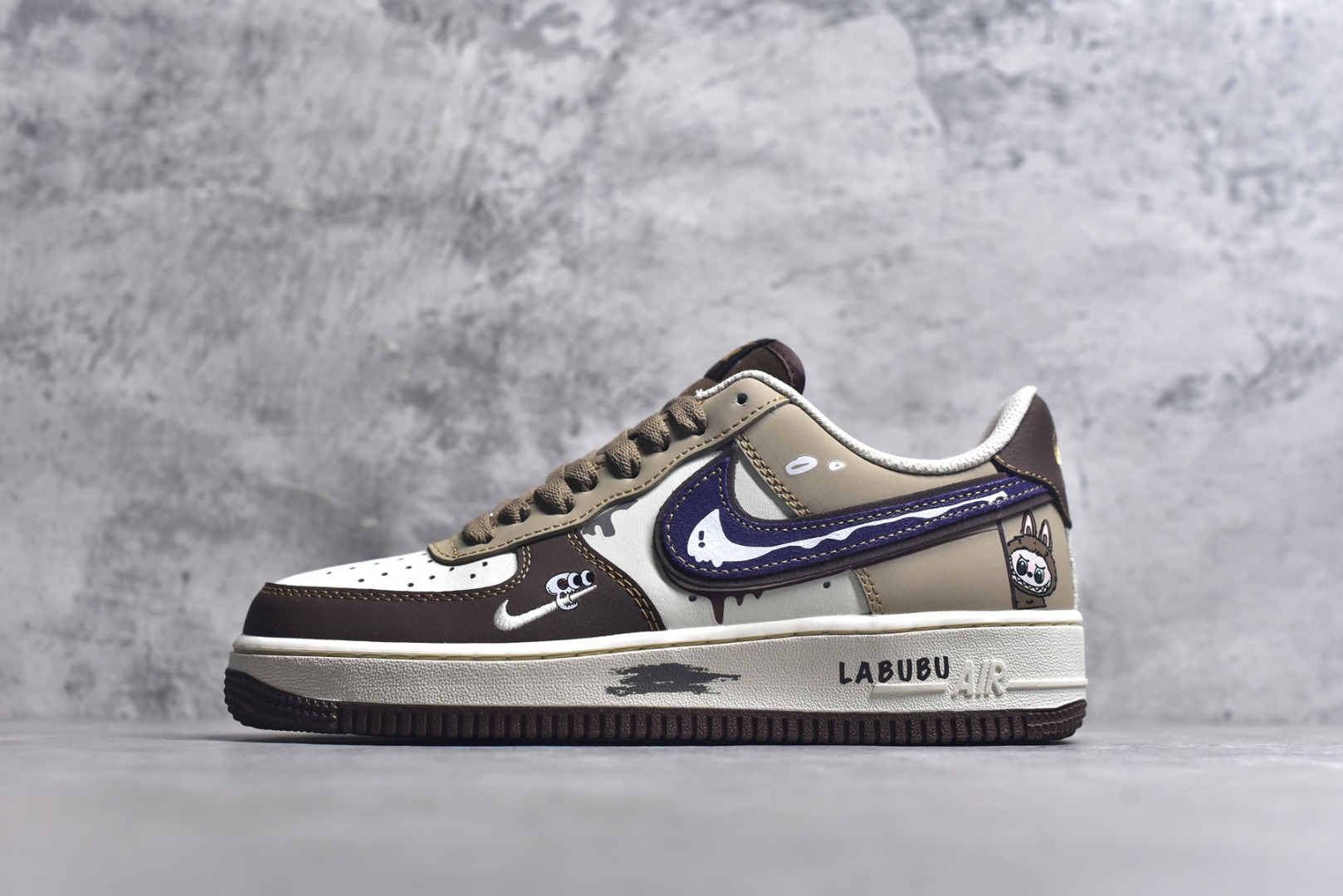 #Nike Air Force 1\’07 Low 拉布布 空军一号低帮休闲板鞋 LJ8822-101 #鞋身的配色经过精心设计，既有大地色系带来的沉稳质感，又有紫色钩子等细节处的亮眼点缀，就如同在低调与张扬之间找到了完美的平衡。而那些看似随意却又独具匠心的涂鸦笔触，更是为整双鞋增添了几分街头潮流的不羁与随性 尺码：36 36.5 37.5 38 38.5 39 40 40.5 41 42 42.5 43 44 44.5 45 9.D4-选品中心