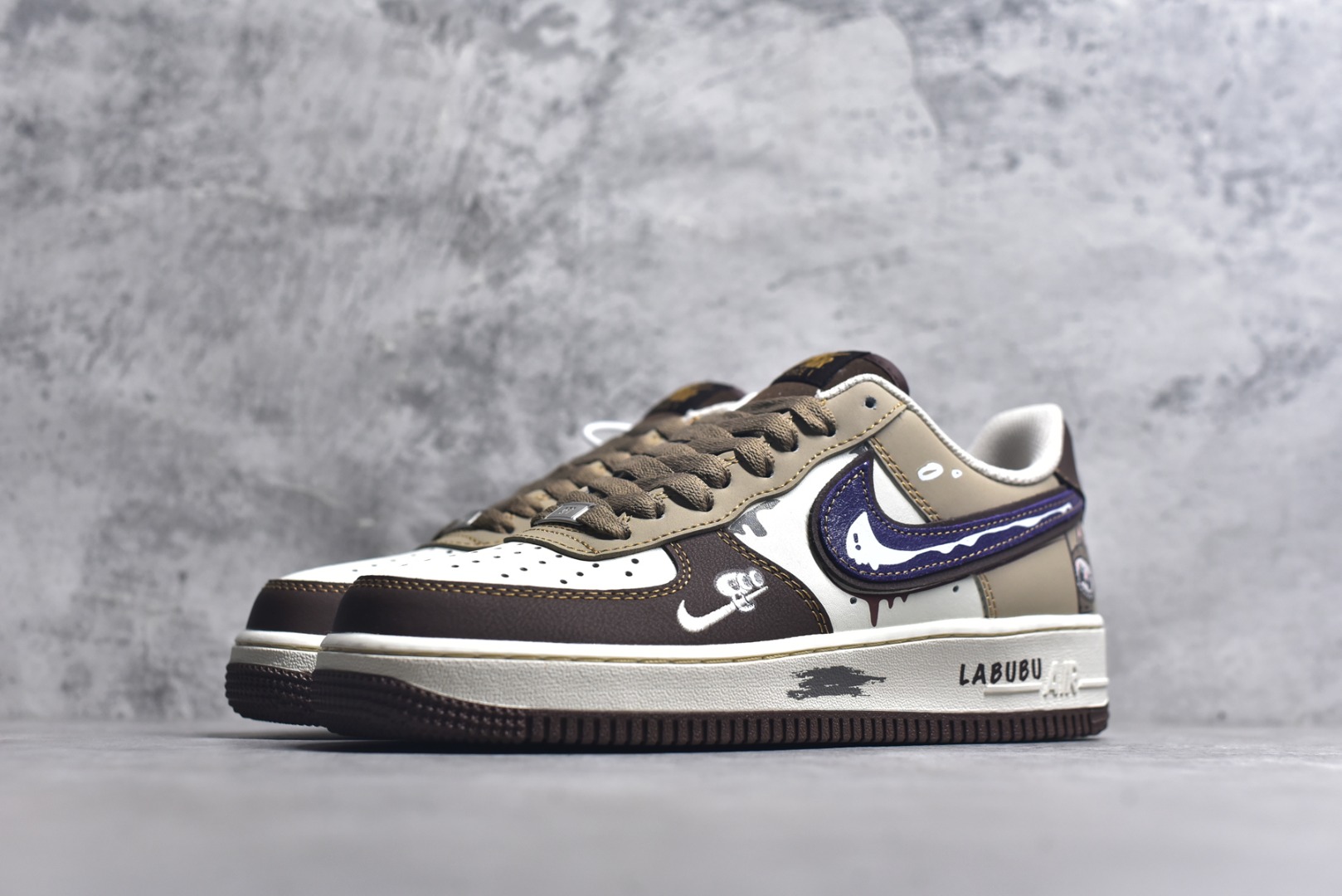 图片[2]-#Nike Air Force 1\’07 Low 拉布布 空军一号低帮休闲板鞋 LJ8822-101 #鞋身的配色经过精心设计，既有大地色系带来的沉稳质感，又有紫色钩子等细节处的亮眼点缀，就如同在低调与张扬之间找到了完美的平衡。而那些看似随意却又独具匠心的涂鸦笔触，更是为整双鞋增添了几分街头潮流的不羁与随性 尺码：36 36.5 37.5 38 38.5 39 40 40.5 41 42 42.5 43 44 44.5 45 9.D4-选品中心