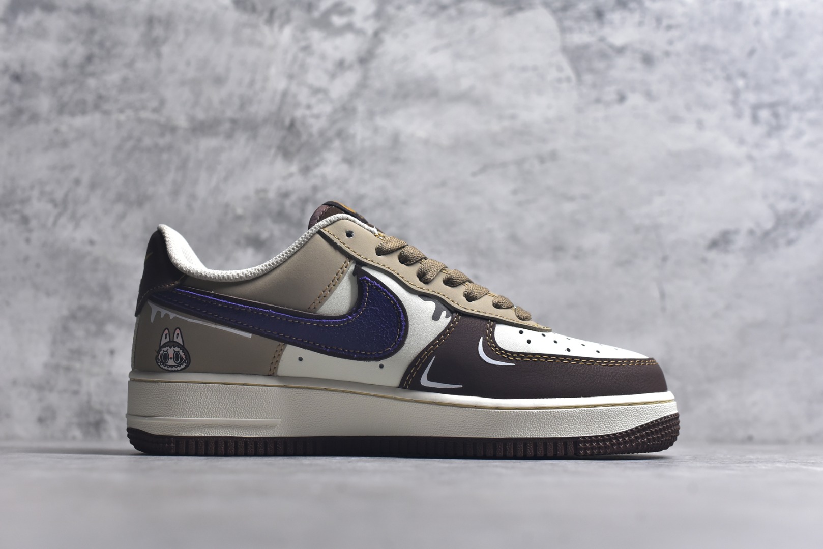 图片[3]-#Nike Air Force 1\’07 Low 拉布布 空军一号低帮休闲板鞋 LJ8822-101 #鞋身的配色经过精心设计，既有大地色系带来的沉稳质感，又有紫色钩子等细节处的亮眼点缀，就如同在低调与张扬之间找到了完美的平衡。而那些看似随意却又独具匠心的涂鸦笔触，更是为整双鞋增添了几分街头潮流的不羁与随性 尺码：36 36.5 37.5 38 38.5 39 40 40.5 41 42 42.5 43 44 44.5 45 9.D4-选品中心