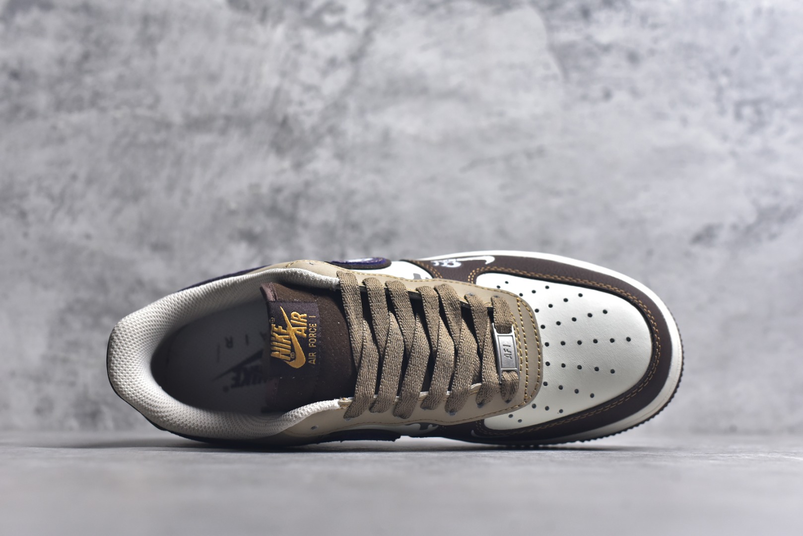 图片[4]-#Nike Air Force 1\’07 Low 拉布布 空军一号低帮休闲板鞋 LJ8822-101 #鞋身的配色经过精心设计，既有大地色系带来的沉稳质感，又有紫色钩子等细节处的亮眼点缀，就如同在低调与张扬之间找到了完美的平衡。而那些看似随意却又独具匠心的涂鸦笔触，更是为整双鞋增添了几分街头潮流的不羁与随性 尺码：36 36.5 37.5 38 38.5 39 40 40.5 41 42 42.5 43 44 44.5 45 9.D4-选品中心