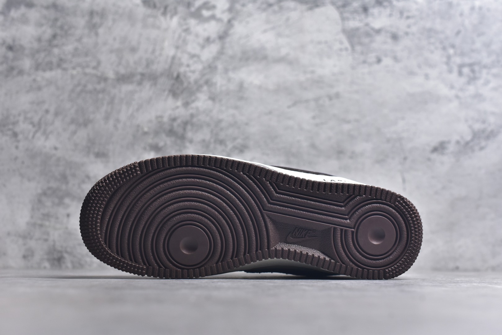 图片[6]-#Nike Air Force 1\’07 Low 拉布布 空军一号低帮休闲板鞋 LJ8822-101 #鞋身的配色经过精心设计，既有大地色系带来的沉稳质感，又有紫色钩子等细节处的亮眼点缀，就如同在低调与张扬之间找到了完美的平衡。而那些看似随意却又独具匠心的涂鸦笔触，更是为整双鞋增添了几分街头潮流的不羁与随性 尺码：36 36.5 37.5 38 38.5 39 40 40.5 41 42 42.5 43 44 44.5 45 9.D4-选品中心