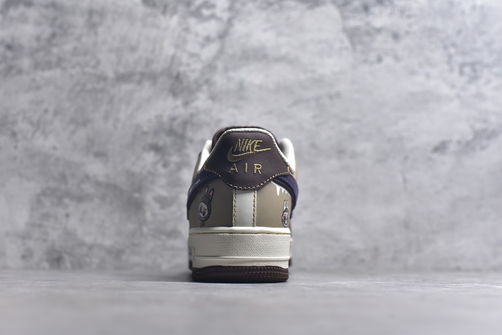 图片[5]-#Nike Air Force 1\’07 Low 拉布布 空军一号低帮休闲板鞋 LJ8822-101 #鞋身的配色经过精心设计，既有大地色系带来的沉稳质感，又有紫色钩子等细节处的亮眼点缀，就如同在低调与张扬之间找到了完美的平衡。而那些看似随意却又独具匠心的涂鸦笔触，更是为整双鞋增添了几分街头潮流的不羁与随性 尺码：36 36.5 37.5 38 38.5 39 40 40.5 41 42 42.5 43 44 44.5 45 9.D4-选品中心