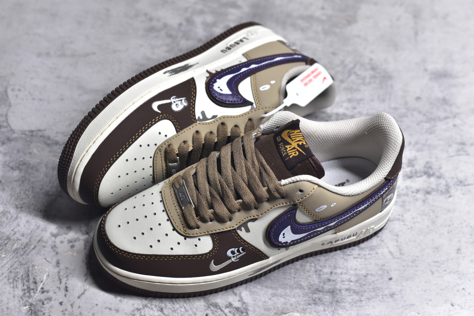 图片[7]-#Nike Air Force 1\’07 Low 拉布布 空军一号低帮休闲板鞋 LJ8822-101 #鞋身的配色经过精心设计，既有大地色系带来的沉稳质感，又有紫色钩子等细节处的亮眼点缀，就如同在低调与张扬之间找到了完美的平衡。而那些看似随意却又独具匠心的涂鸦笔触，更是为整双鞋增添了几分街头潮流的不羁与随性 尺码：36 36.5 37.5 38 38.5 39 40 40.5 41 42 42.5 43 44 44.5 45 9.D4-选品中心