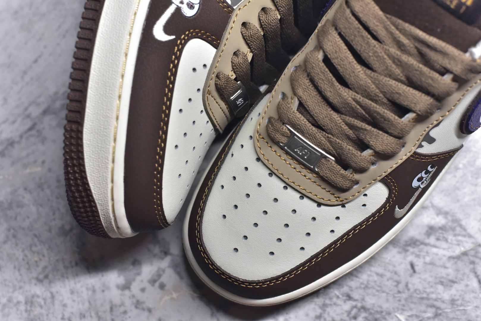 图片[8]-#Nike Air Force 1\’07 Low 拉布布 空军一号低帮休闲板鞋 LJ8822-101 #鞋身的配色经过精心设计，既有大地色系带来的沉稳质感，又有紫色钩子等细节处的亮眼点缀，就如同在低调与张扬之间找到了完美的平衡。而那些看似随意却又独具匠心的涂鸦笔触，更是为整双鞋增添了几分街头潮流的不羁与随性 尺码：36 36.5 37.5 38 38.5 39 40 40.5 41 42 42.5 43 44 44.5 45 9.D4-选品中心