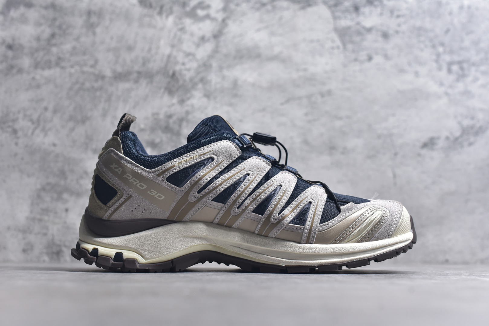 图片[3]-#SALOMON XA Pro 3D ADV 萨洛蒙潮流越野机能户外功能鞋 深蓝色 477918 新配色出货 纯原外贸平台特供订单 耗时半年巨作 全套原纸板楦头开发 原厂特供网布配套加持 确保原汁原味 完美呈现版型 原档数据独家私模五层组合大底 男女鞋同步官方开发至46.5 原装Ortholite轻量化鞋垫 中底布带钢印编号 原厂TPU锁扣 进口港宝加持 后跟自然饱满 还原公司包裹性 鞋面采用SENSIFT贴合技术 全方位贴合包裹脚型 鞋跟部鞋底牵引设计 提供强大的抓地性能 更适应野外崎岖不平的道路 其3D ADVANCED CHASSIS底盘 材料轻量大化 钉齿设计更具稳定性 防护性 鞋底易磨损区运用CONTAGRIP高耐磨材料 应对城市硬质路面长距离跑考验 尺码：36 36.5 37.5 38 38.5 39 40 40.5 41 42 42.5 43 44 44.5 45-选品中心