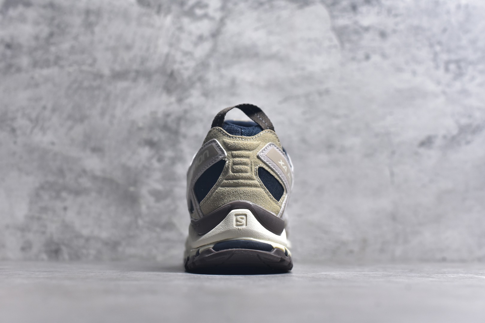 图片[5]-#SALOMON XA Pro 3D ADV 萨洛蒙潮流越野机能户外功能鞋 深蓝色 477918 新配色出货 纯原外贸平台特供订单 耗时半年巨作 全套原纸板楦头开发 原厂特供网布配套加持 确保原汁原味 完美呈现版型 原档数据独家私模五层组合大底 男女鞋同步官方开发至46.5 原装Ortholite轻量化鞋垫 中底布带钢印编号 原厂TPU锁扣 进口港宝加持 后跟自然饱满 还原公司包裹性 鞋面采用SENSIFT贴合技术 全方位贴合包裹脚型 鞋跟部鞋底牵引设计 提供强大的抓地性能 更适应野外崎岖不平的道路 其3D ADVANCED CHASSIS底盘 材料轻量大化 钉齿设计更具稳定性 防护性 鞋底易磨损区运用CONTAGRIP高耐磨材料 应对城市硬质路面长距离跑考验 尺码：36 36.5 37.5 38 38.5 39 40 40.5 41 42 42.5 43 44 44.5 45-选品中心