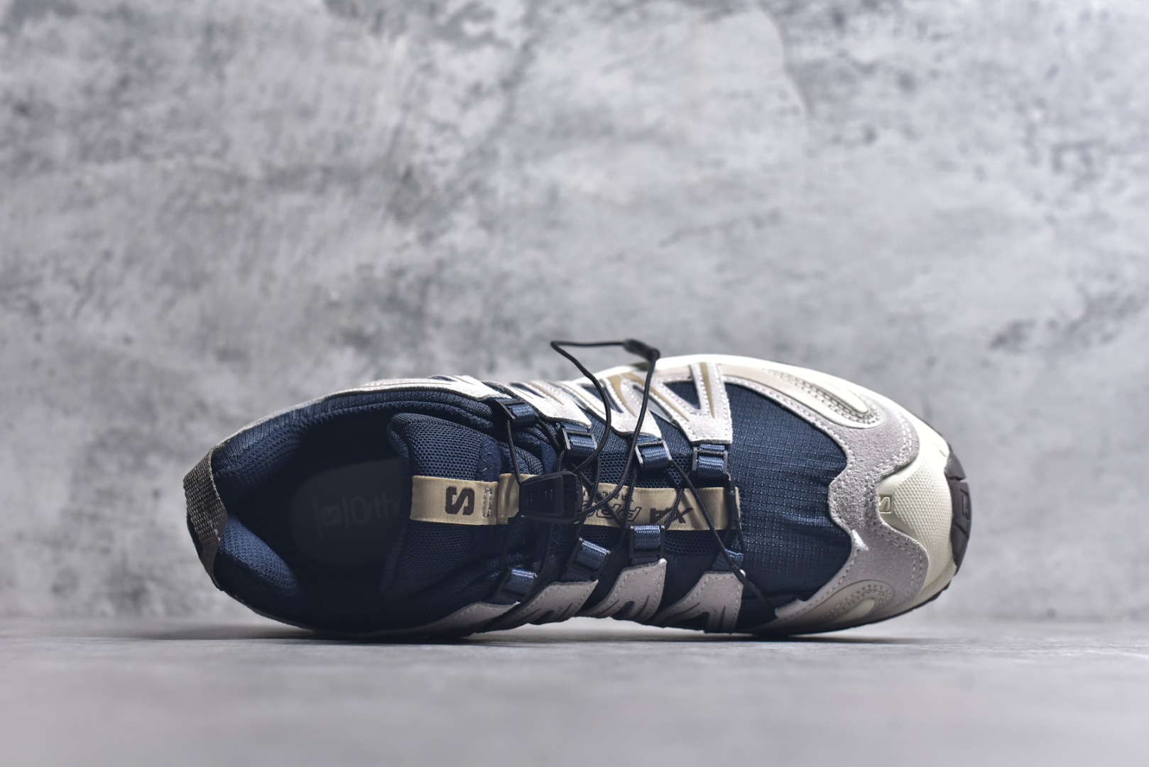 图片[4]-#SALOMON XA Pro 3D ADV 萨洛蒙潮流越野机能户外功能鞋 深蓝色 477918 新配色出货 纯原外贸平台特供订单 耗时半年巨作 全套原纸板楦头开发 原厂特供网布配套加持 确保原汁原味 完美呈现版型 原档数据独家私模五层组合大底 男女鞋同步官方开发至46.5 原装Ortholite轻量化鞋垫 中底布带钢印编号 原厂TPU锁扣 进口港宝加持 后跟自然饱满 还原公司包裹性 鞋面采用SENSIFT贴合技术 全方位贴合包裹脚型 鞋跟部鞋底牵引设计 提供强大的抓地性能 更适应野外崎岖不平的道路 其3D ADVANCED CHASSIS底盘 材料轻量大化 钉齿设计更具稳定性 防护性 鞋底易磨损区运用CONTAGRIP高耐磨材料 应对城市硬质路面长距离跑考验 尺码：36 36.5 37.5 38 38.5 39 40 40.5 41 42 42.5 43 44 44.5 45-选品中心