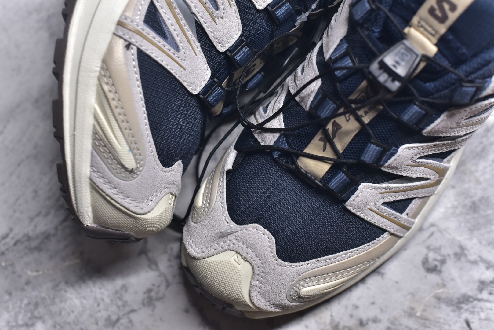 图片[8]-#SALOMON XA Pro 3D ADV 萨洛蒙潮流越野机能户外功能鞋 深蓝色 477918 新配色出货 纯原外贸平台特供订单 耗时半年巨作 全套原纸板楦头开发 原厂特供网布配套加持 确保原汁原味 完美呈现版型 原档数据独家私模五层组合大底 男女鞋同步官方开发至46.5 原装Ortholite轻量化鞋垫 中底布带钢印编号 原厂TPU锁扣 进口港宝加持 后跟自然饱满 还原公司包裹性 鞋面采用SENSIFT贴合技术 全方位贴合包裹脚型 鞋跟部鞋底牵引设计 提供强大的抓地性能 更适应野外崎岖不平的道路 其3D ADVANCED CHASSIS底盘 材料轻量大化 钉齿设计更具稳定性 防护性 鞋底易磨损区运用CONTAGRIP高耐磨材料 应对城市硬质路面长距离跑考验 尺码：36 36.5 37.5 38 38.5 39 40 40.5 41 42 42.5 43 44 44.5 45-选品中心