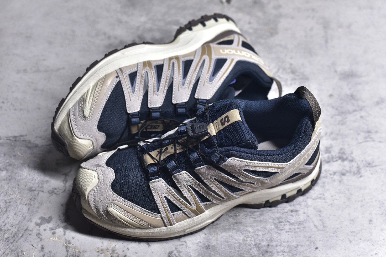 图片[7]-#SALOMON XA Pro 3D ADV 萨洛蒙潮流越野机能户外功能鞋 深蓝色 477918 新配色出货 纯原外贸平台特供订单 耗时半年巨作 全套原纸板楦头开发 原厂特供网布配套加持 确保原汁原味 完美呈现版型 原档数据独家私模五层组合大底 男女鞋同步官方开发至46.5 原装Ortholite轻量化鞋垫 中底布带钢印编号 原厂TPU锁扣 进口港宝加持 后跟自然饱满 还原公司包裹性 鞋面采用SENSIFT贴合技术 全方位贴合包裹脚型 鞋跟部鞋底牵引设计 提供强大的抓地性能 更适应野外崎岖不平的道路 其3D ADVANCED CHASSIS底盘 材料轻量大化 钉齿设计更具稳定性 防护性 鞋底易磨损区运用CONTAGRIP高耐磨材料 应对城市硬质路面长距离跑考验 尺码：36 36.5 37.5 38 38.5 39 40 40.5 41 42 42.5 43 44 44.5 45-选品中心