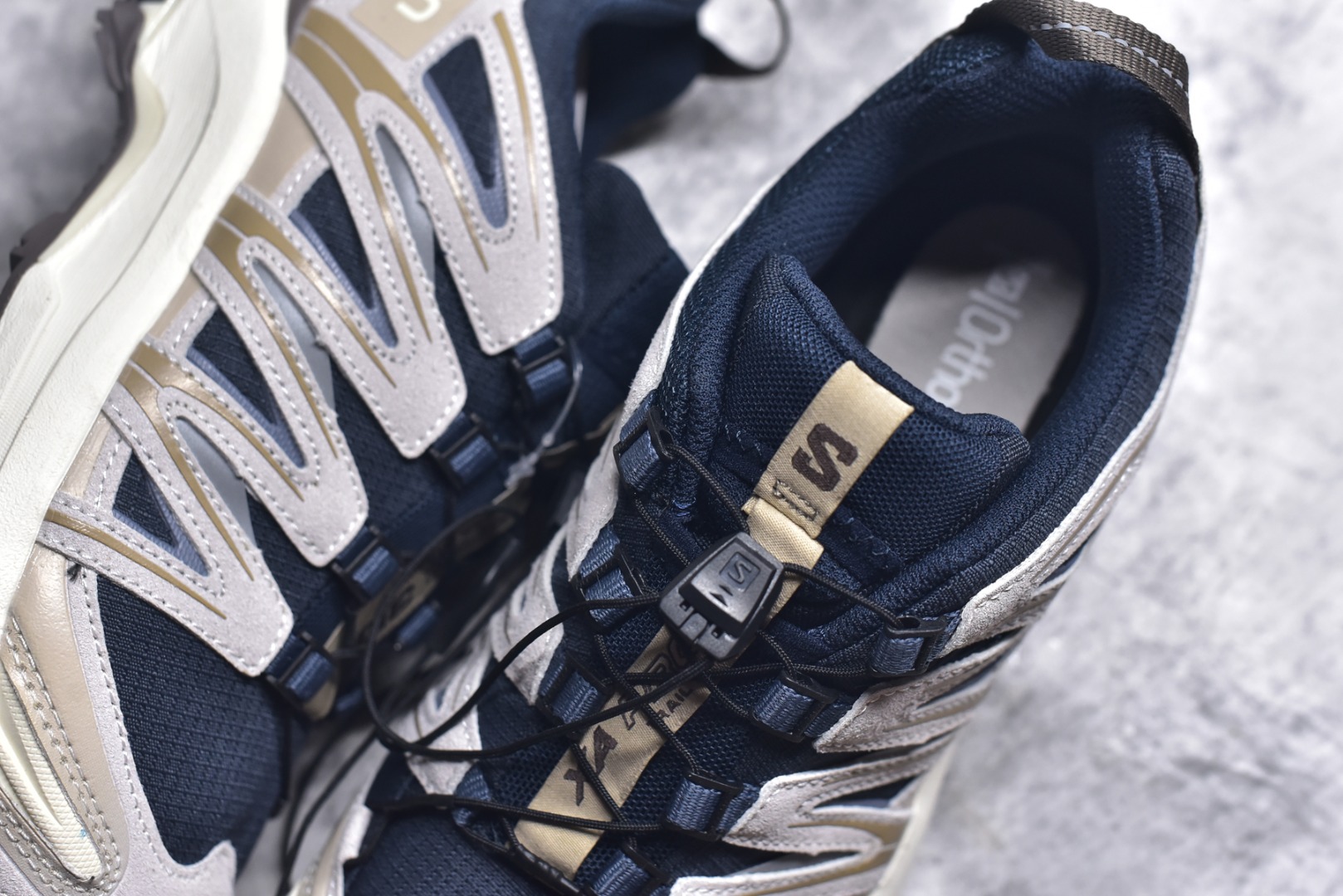 图片[9]-#SALOMON XA Pro 3D ADV 萨洛蒙潮流越野机能户外功能鞋 深蓝色 477918 新配色出货 纯原外贸平台特供订单 耗时半年巨作 全套原纸板楦头开发 原厂特供网布配套加持 确保原汁原味 完美呈现版型 原档数据独家私模五层组合大底 男女鞋同步官方开发至46.5 原装Ortholite轻量化鞋垫 中底布带钢印编号 原厂TPU锁扣 进口港宝加持 后跟自然饱满 还原公司包裹性 鞋面采用SENSIFT贴合技术 全方位贴合包裹脚型 鞋跟部鞋底牵引设计 提供强大的抓地性能 更适应野外崎岖不平的道路 其3D ADVANCED CHASSIS底盘 材料轻量大化 钉齿设计更具稳定性 防护性 鞋底易磨损区运用CONTAGRIP高耐磨材料 应对城市硬质路面长距离跑考验 尺码：36 36.5 37.5 38 38.5 39 40 40.5 41 42 42.5 43 44 44.5 45-选品中心