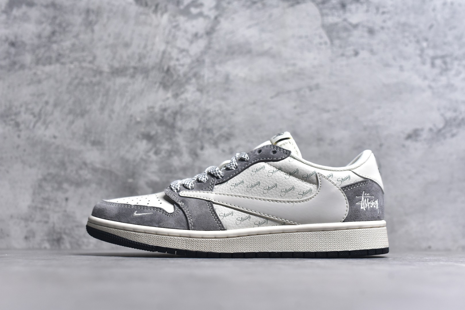 #Travis Scott x Fragment Design x Air Jordan 1 Low OG SP AJ1 乔1 斯图西联名-铅灰 低帮文化休闲板鞋 XY2688-124 #多方联名合作融合了Travis Scott 独特的音乐风格，藤原浩个性的设计风格以及Jordan品牌的经典元素 使其成为一双具有独特身份和价值的鞋子 清新而立体的外观加上联名标识更突出了其独特身份 这种配色方案显示出活力和时尚感 在视觉上引人注目 鞋身的质感和细腻的细节处理使其显得高端而格调十足 这款“倒钩”联名是设计与创意完美结合 融合多方的个性风格是一款备受瞩目的潮流鞋款 尺码：36 36.5 37.5 38 38.5 39 40 40.5 41 42 42.5 43 44 44.5 45 9.E5-选品中心