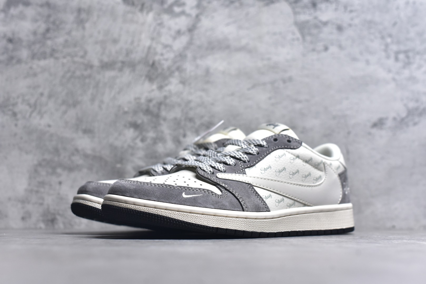 图片[2]-#Travis Scott x Fragment Design x Air Jordan 1 Low OG SP AJ1 乔1 斯图西联名-铅灰 低帮文化休闲板鞋 XY2688-124 #多方联名合作融合了Travis Scott 独特的音乐风格，藤原浩个性的设计风格以及Jordan品牌的经典元素 使其成为一双具有独特身份和价值的鞋子 清新而立体的外观加上联名标识更突出了其独特身份 这种配色方案显示出活力和时尚感 在视觉上引人注目 鞋身的质感和细腻的细节处理使其显得高端而格调十足 这款“倒钩”联名是设计与创意完美结合 融合多方的个性风格是一款备受瞩目的潮流鞋款 尺码：36 36.5 37.5 38 38.5 39 40 40.5 41 42 42.5 43 44 44.5 45 9.E5-选品中心