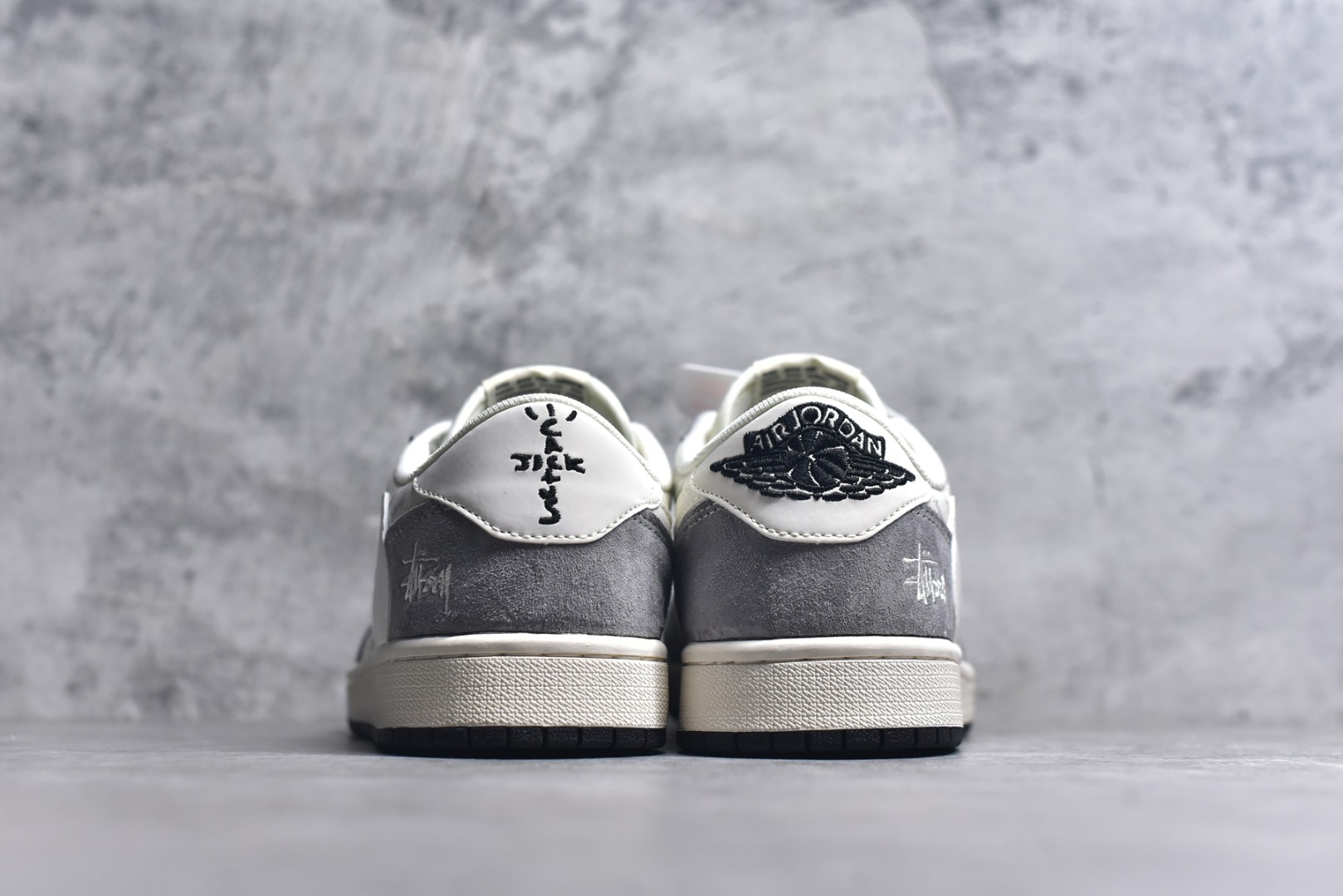 图片[5]-#Travis Scott x Fragment Design x Air Jordan 1 Low OG SP AJ1 乔1 斯图西联名-铅灰 低帮文化休闲板鞋 XY2688-124 #多方联名合作融合了Travis Scott 独特的音乐风格，藤原浩个性的设计风格以及Jordan品牌的经典元素 使其成为一双具有独特身份和价值的鞋子 清新而立体的外观加上联名标识更突出了其独特身份 这种配色方案显示出活力和时尚感 在视觉上引人注目 鞋身的质感和细腻的细节处理使其显得高端而格调十足 这款“倒钩”联名是设计与创意完美结合 融合多方的个性风格是一款备受瞩目的潮流鞋款 尺码：36 36.5 37.5 38 38.5 39 40 40.5 41 42 42.5 43 44 44.5 45 9.E5-选品中心