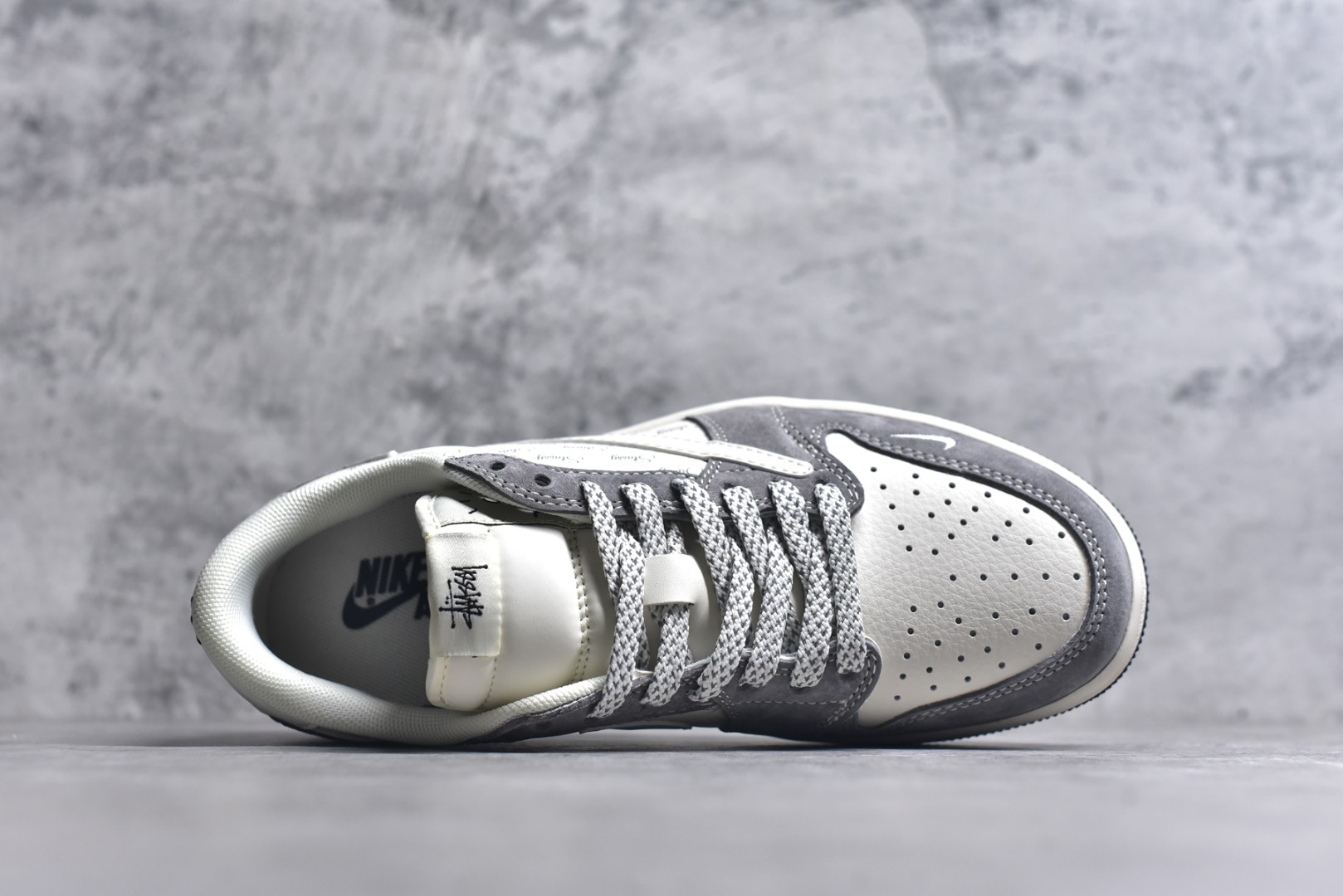 图片[4]-#Travis Scott x Fragment Design x Air Jordan 1 Low OG SP AJ1 乔1 斯图西联名-铅灰 低帮文化休闲板鞋 XY2688-124 #多方联名合作融合了Travis Scott 独特的音乐风格，藤原浩个性的设计风格以及Jordan品牌的经典元素 使其成为一双具有独特身份和价值的鞋子 清新而立体的外观加上联名标识更突出了其独特身份 这种配色方案显示出活力和时尚感 在视觉上引人注目 鞋身的质感和细腻的细节处理使其显得高端而格调十足 这款“倒钩”联名是设计与创意完美结合 融合多方的个性风格是一款备受瞩目的潮流鞋款 尺码：36 36.5 37.5 38 38.5 39 40 40.5 41 42 42.5 43 44 44.5 45 9.E5-选品中心