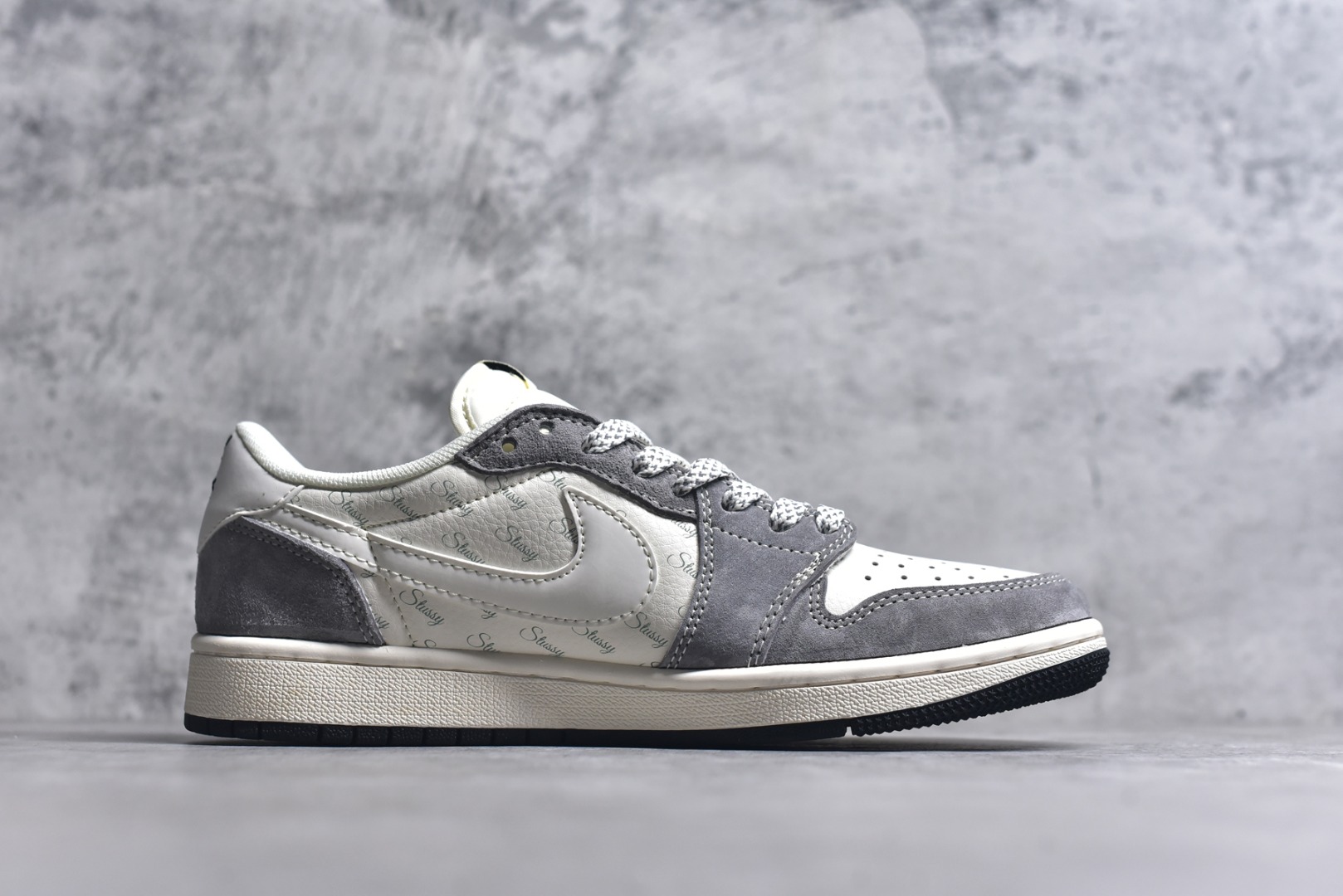 图片[3]-#Travis Scott x Fragment Design x Air Jordan 1 Low OG SP AJ1 乔1 斯图西联名-铅灰 低帮文化休闲板鞋 XY2688-124 #多方联名合作融合了Travis Scott 独特的音乐风格，藤原浩个性的设计风格以及Jordan品牌的经典元素 使其成为一双具有独特身份和价值的鞋子 清新而立体的外观加上联名标识更突出了其独特身份 这种配色方案显示出活力和时尚感 在视觉上引人注目 鞋身的质感和细腻的细节处理使其显得高端而格调十足 这款“倒钩”联名是设计与创意完美结合 融合多方的个性风格是一款备受瞩目的潮流鞋款 尺码：36 36.5 37.5 38 38.5 39 40 40.5 41 42 42.5 43 44 44.5 45 9.E5-选品中心