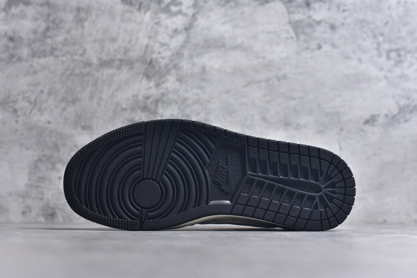 图片[6]-#Travis Scott x Fragment Design x Air Jordan 1 Low OG SP AJ1 乔1 斯图西联名-铅灰 低帮文化休闲板鞋 XY2688-124 #多方联名合作融合了Travis Scott 独特的音乐风格，藤原浩个性的设计风格以及Jordan品牌的经典元素 使其成为一双具有独特身份和价值的鞋子 清新而立体的外观加上联名标识更突出了其独特身份 这种配色方案显示出活力和时尚感 在视觉上引人注目 鞋身的质感和细腻的细节处理使其显得高端而格调十足 这款“倒钩”联名是设计与创意完美结合 融合多方的个性风格是一款备受瞩目的潮流鞋款 尺码：36 36.5 37.5 38 38.5 39 40 40.5 41 42 42.5 43 44 44.5 45 9.E5-选品中心
