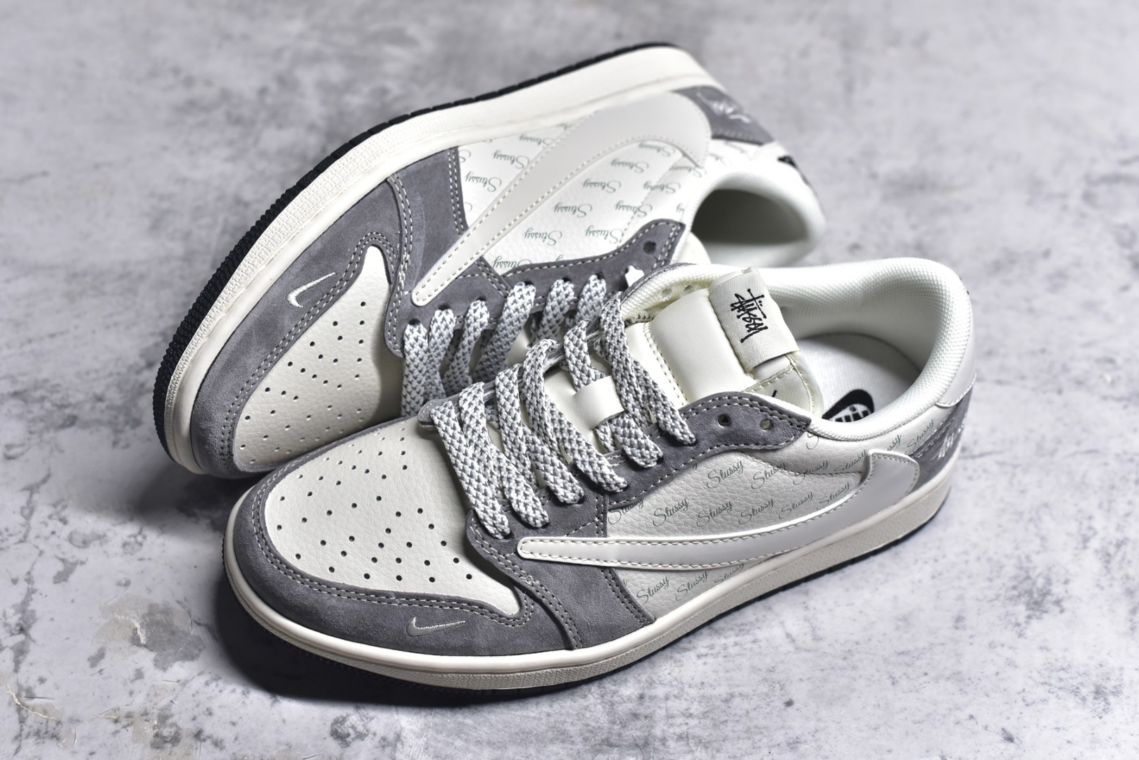 图片[7]-#Travis Scott x Fragment Design x Air Jordan 1 Low OG SP AJ1 乔1 斯图西联名-铅灰 低帮文化休闲板鞋 XY2688-124 #多方联名合作融合了Travis Scott 独特的音乐风格，藤原浩个性的设计风格以及Jordan品牌的经典元素 使其成为一双具有独特身份和价值的鞋子 清新而立体的外观加上联名标识更突出了其独特身份 这种配色方案显示出活力和时尚感 在视觉上引人注目 鞋身的质感和细腻的细节处理使其显得高端而格调十足 这款“倒钩”联名是设计与创意完美结合 融合多方的个性风格是一款备受瞩目的潮流鞋款 尺码：36 36.5 37.5 38 38.5 39 40 40.5 41 42 42.5 43 44 44.5 45 9.E5-选品中心